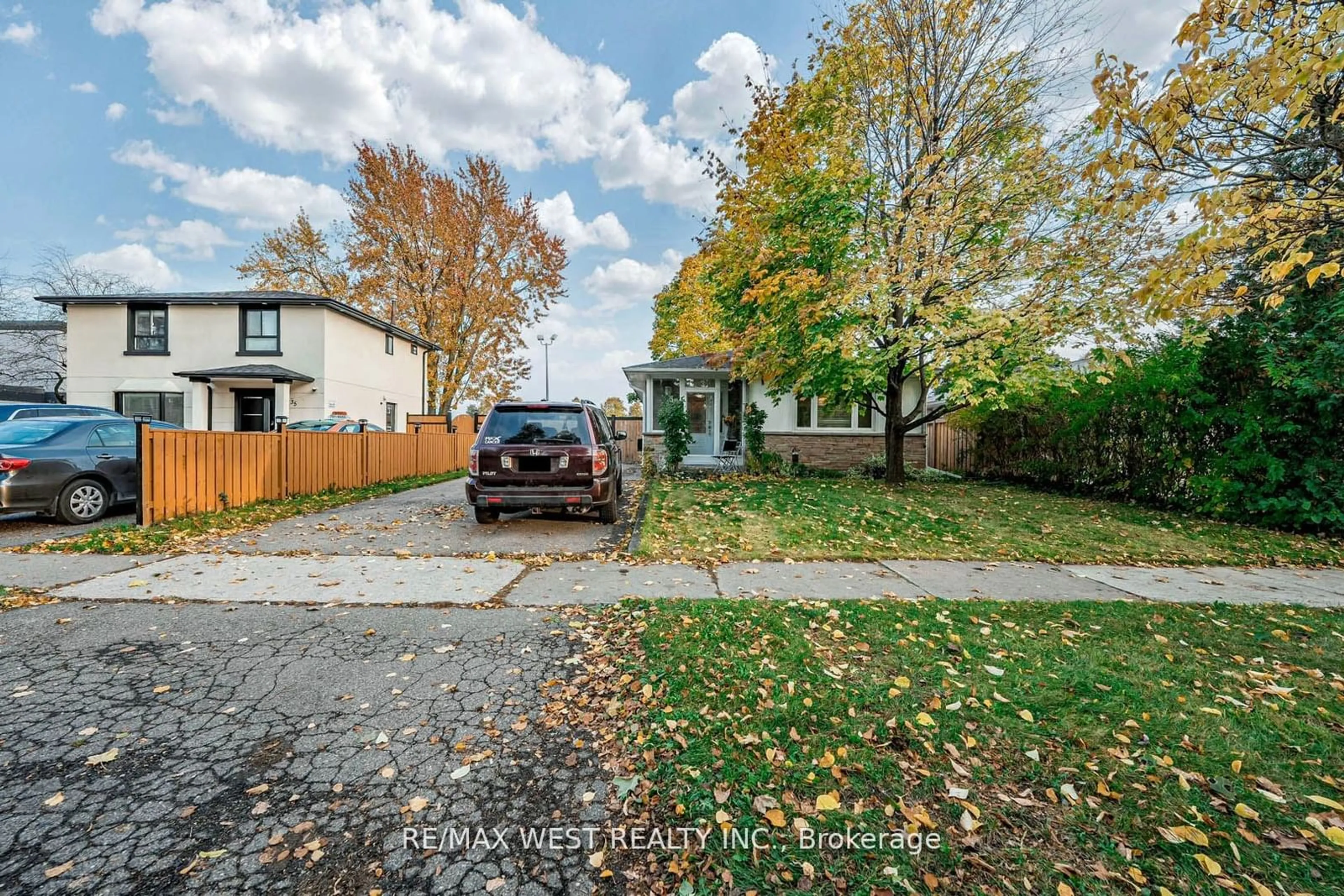 A pic from outside/outdoor area/front of a property/back of a property/a pic from drone, street for 33 Herkley Dr, Brampton Ontario L6V 2E7