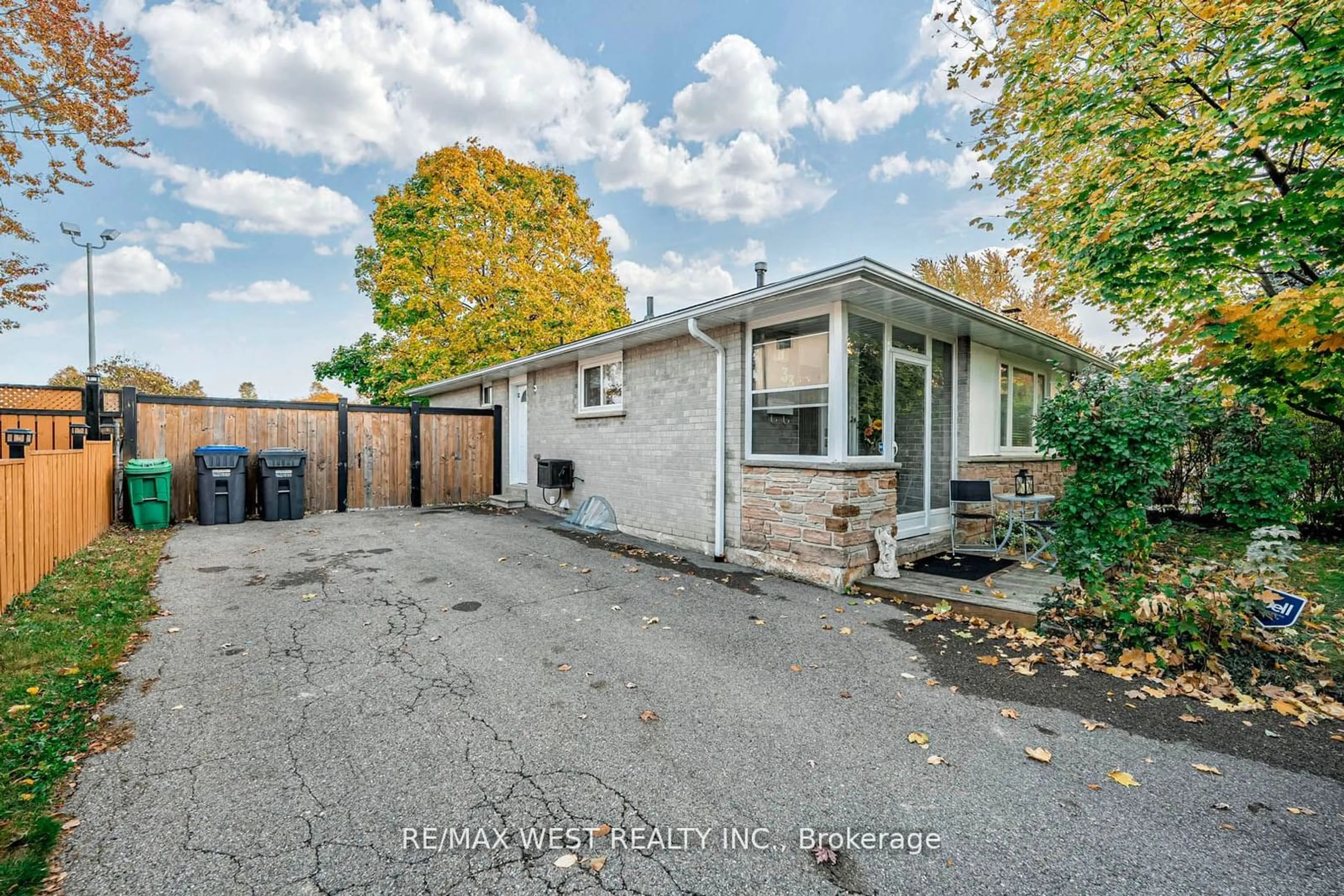 A pic from outside/outdoor area/front of a property/back of a property/a pic from drone, street for 33 Herkley Dr, Brampton Ontario L6V 2E7