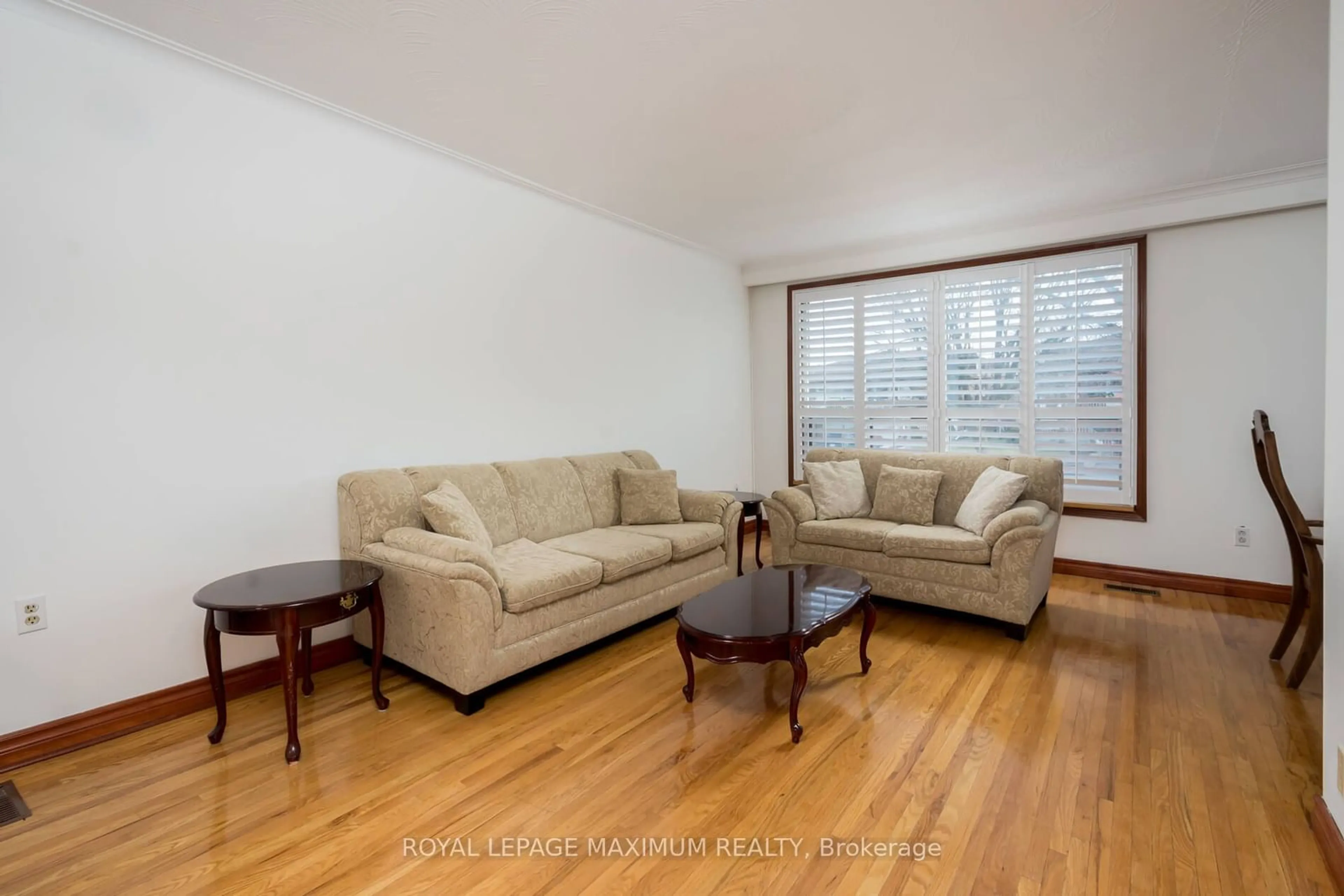 Living room with furniture, wood/laminate floor for 88 Plunkett Rd, Toronto Ontario M9L 2J6