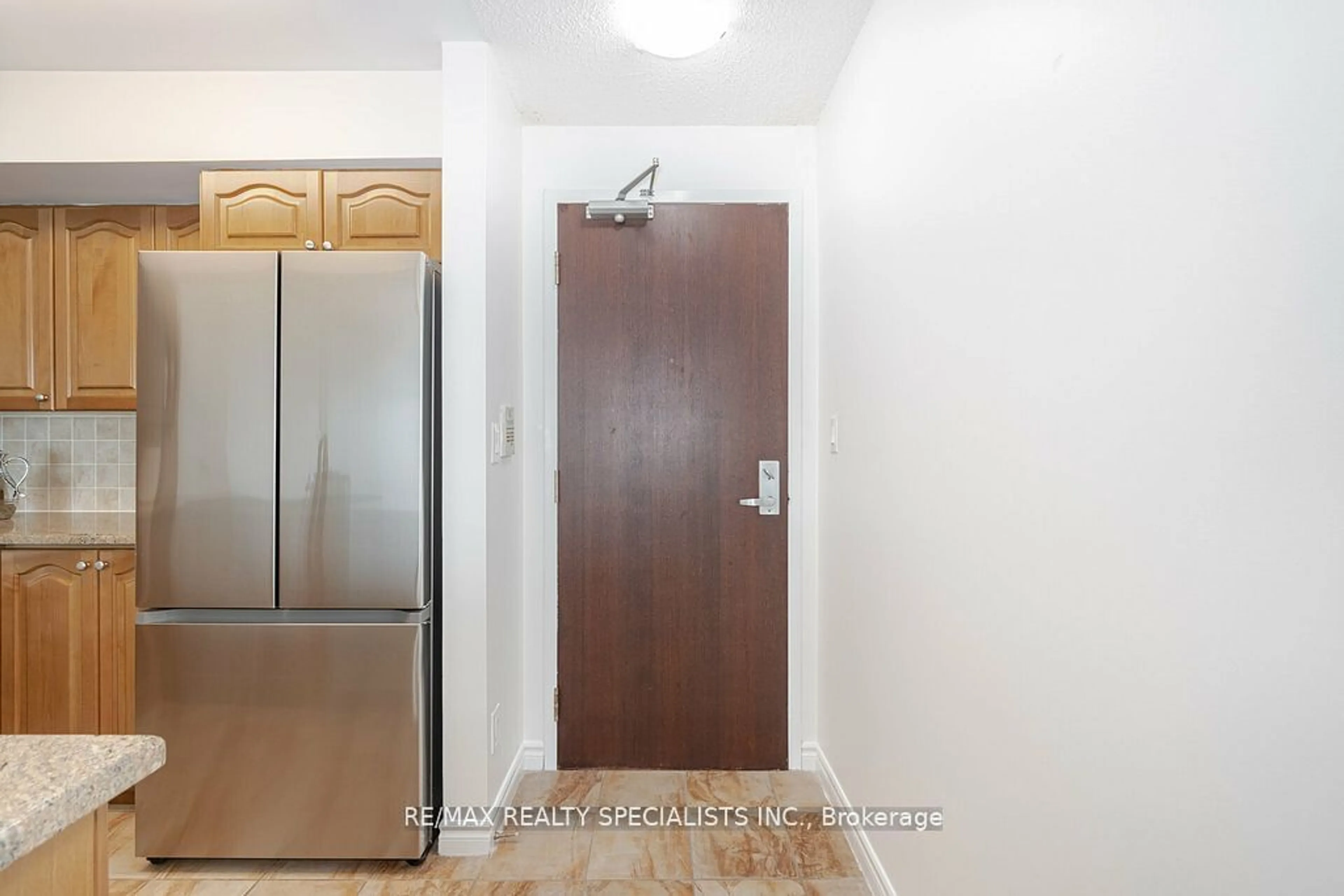 Indoor entryway for 335 Rathburn Rd #1615, Mississauga Ontario L5B 0C8