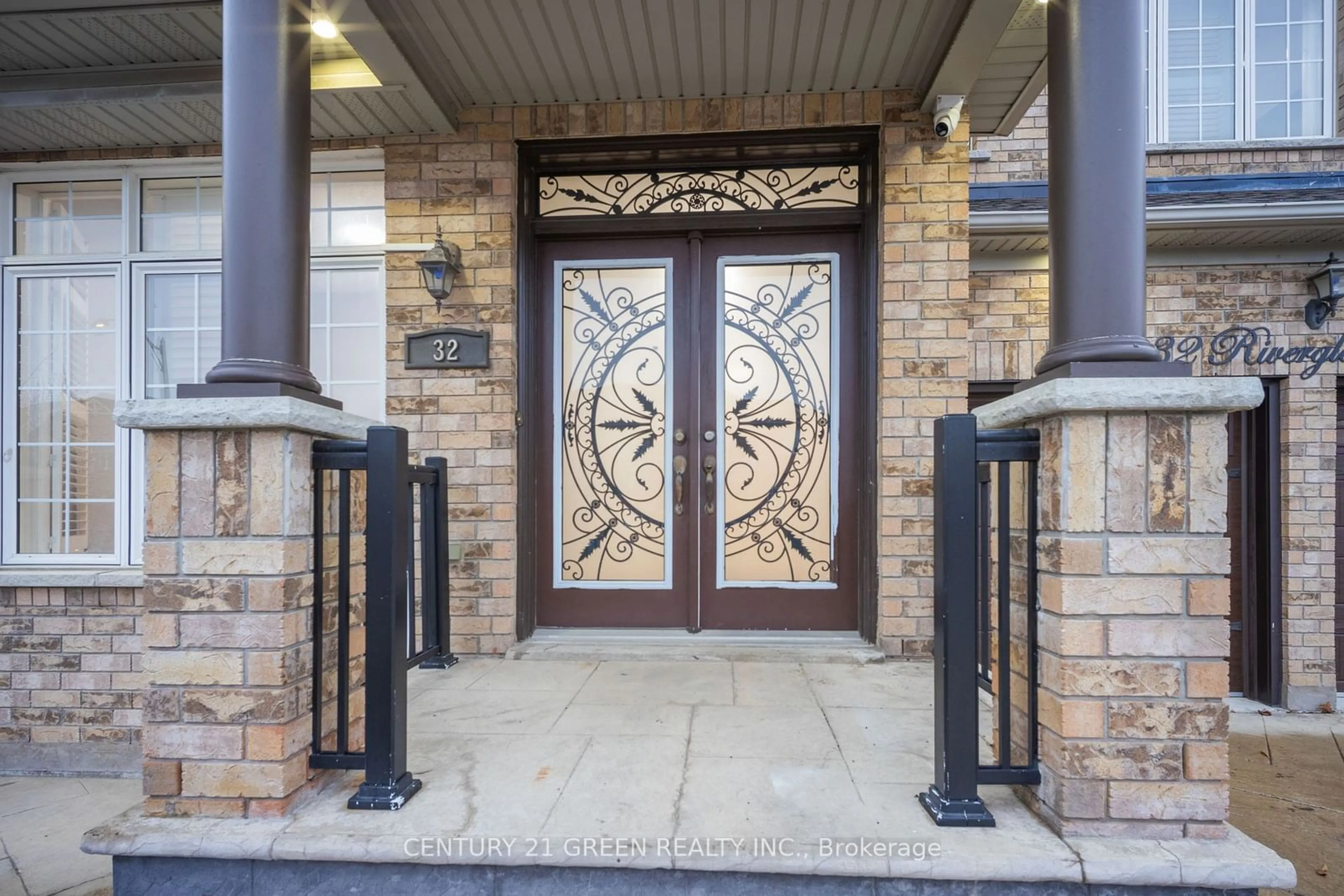 Indoor entryway for 32 Riverglen St, Brampton Ontario L6P 2N4