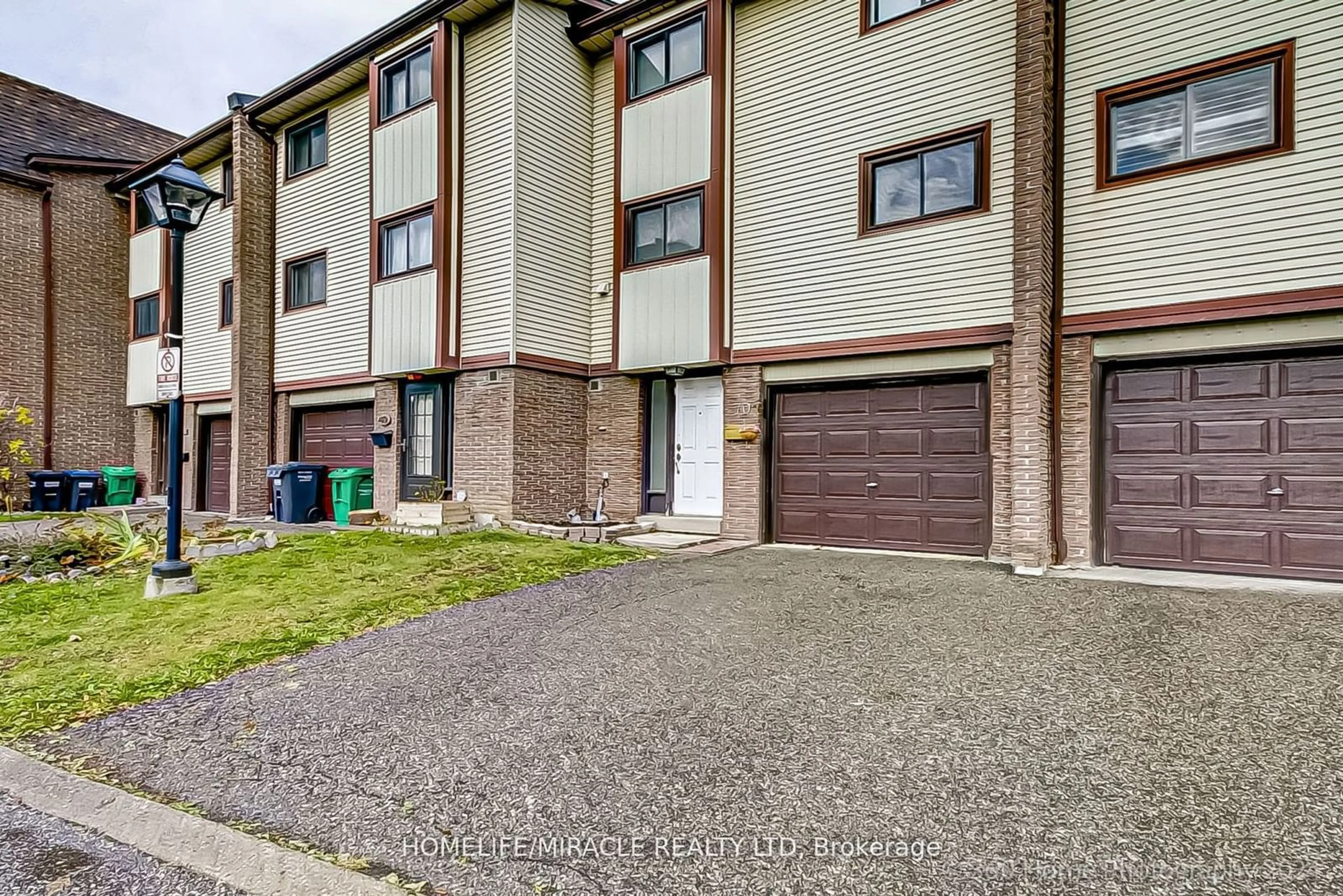 A pic from outside/outdoor area/front of a property/back of a property/a pic from drone, street for 70 Mccallum Crt #70, Brampton Ontario L6W 3M4