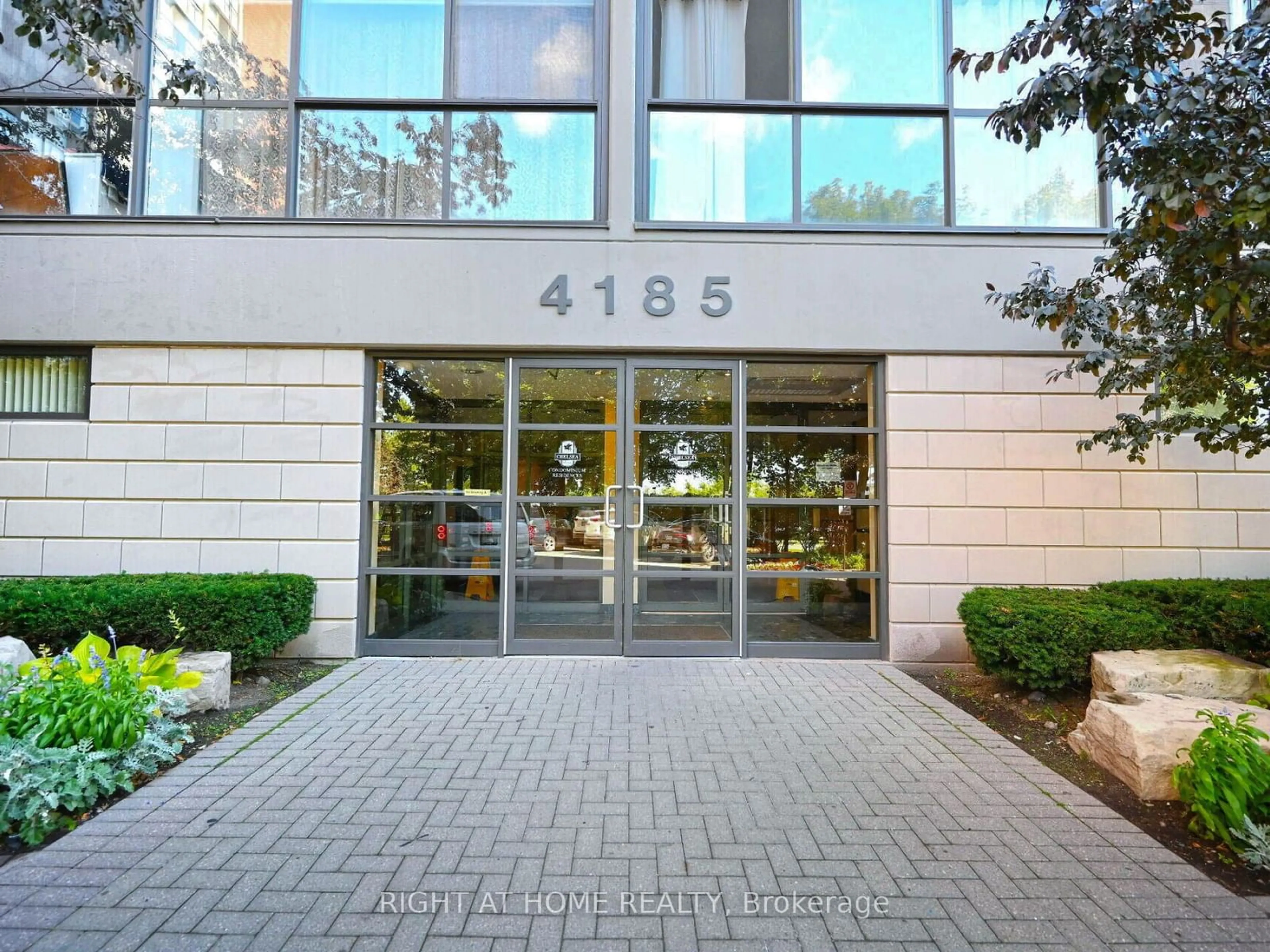 Indoor foyer for 4185 Shipp Dr #1913, Mississauga Ontario L4Z 2Y8