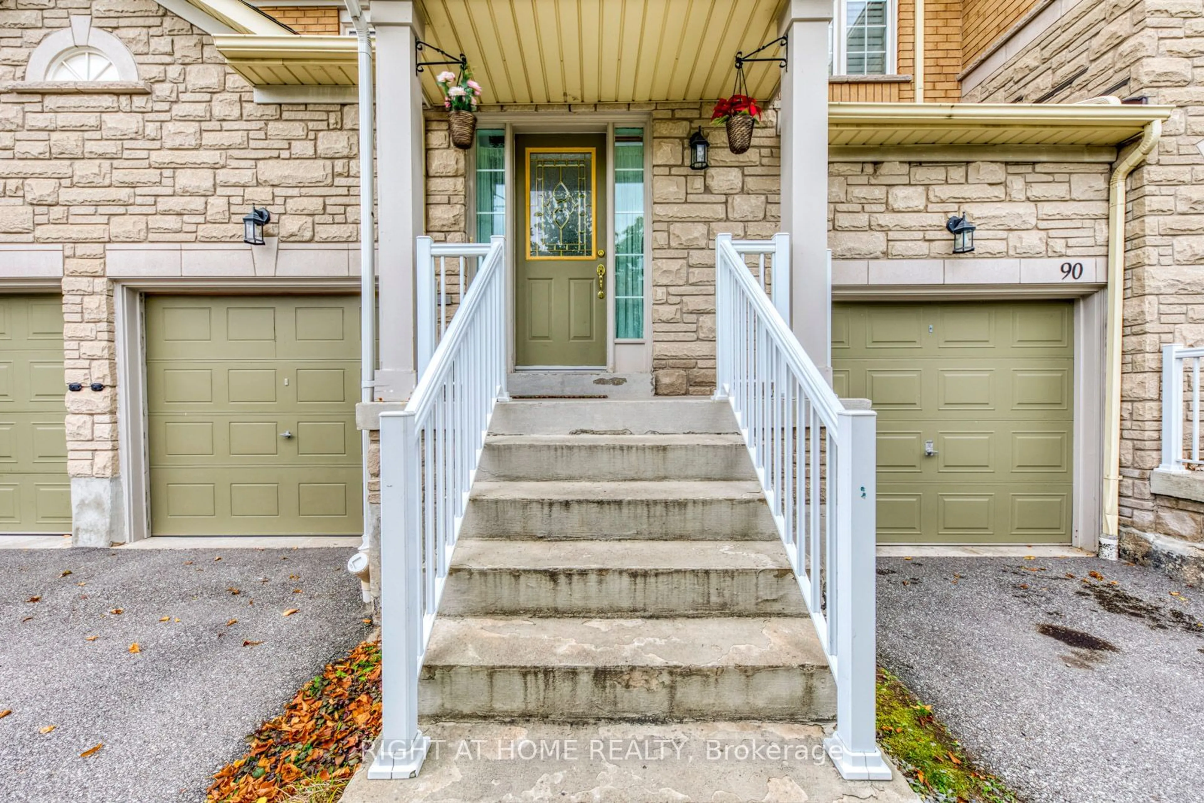 Indoor entryway for 5260 Mcfarren Blvd #92, Mississauga Ontario L5M 7J3