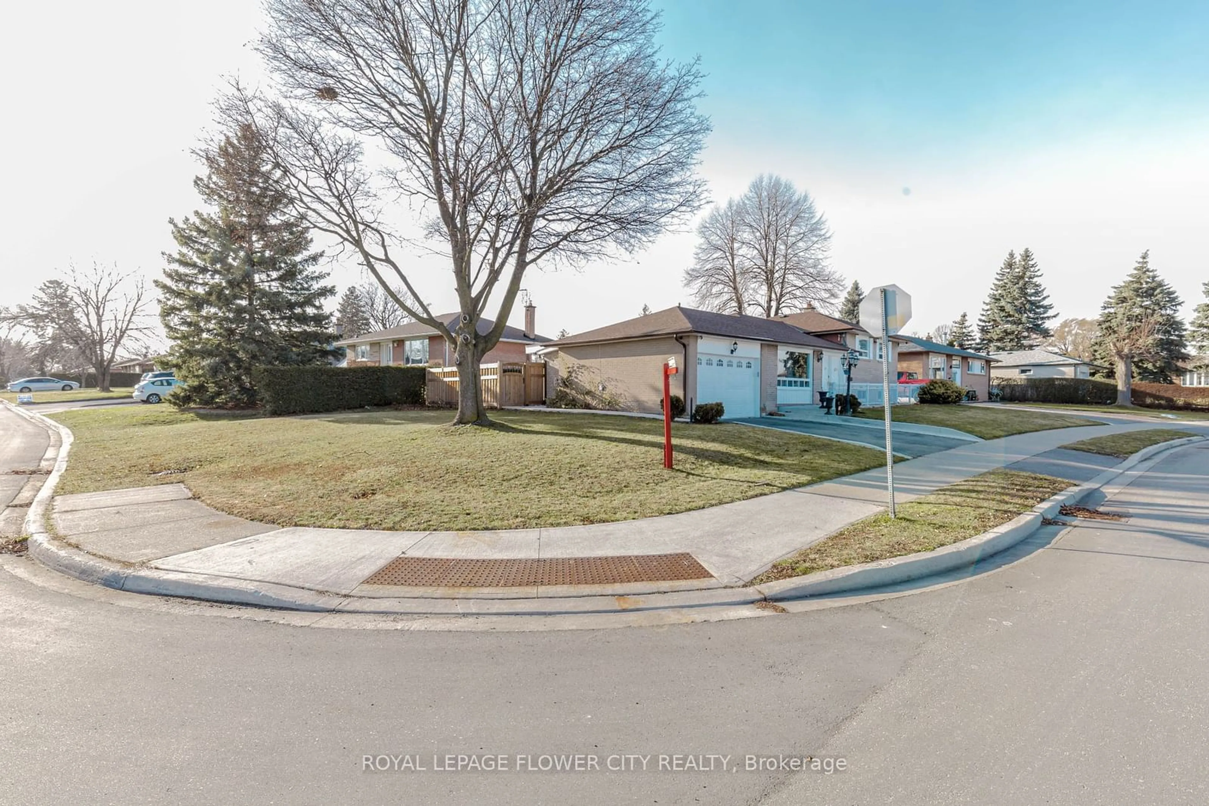 A pic from outside/outdoor area/front of a property/back of a property/a pic from drone, street for 2 Alexandria Cres, Brampton Ontario L6T 1N3