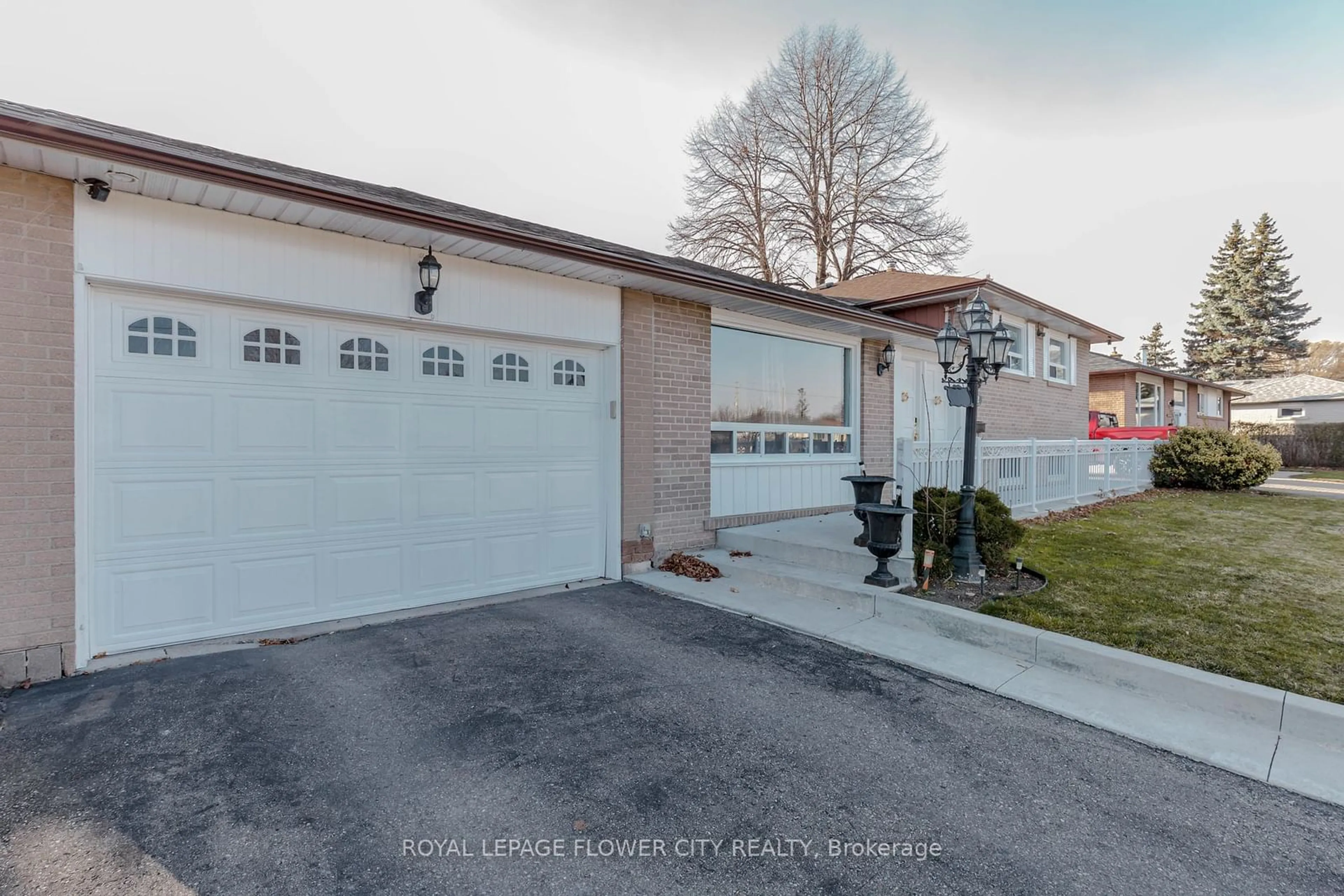 Indoor garage for 2 Alexandria Cres, Brampton Ontario L6T 1N3