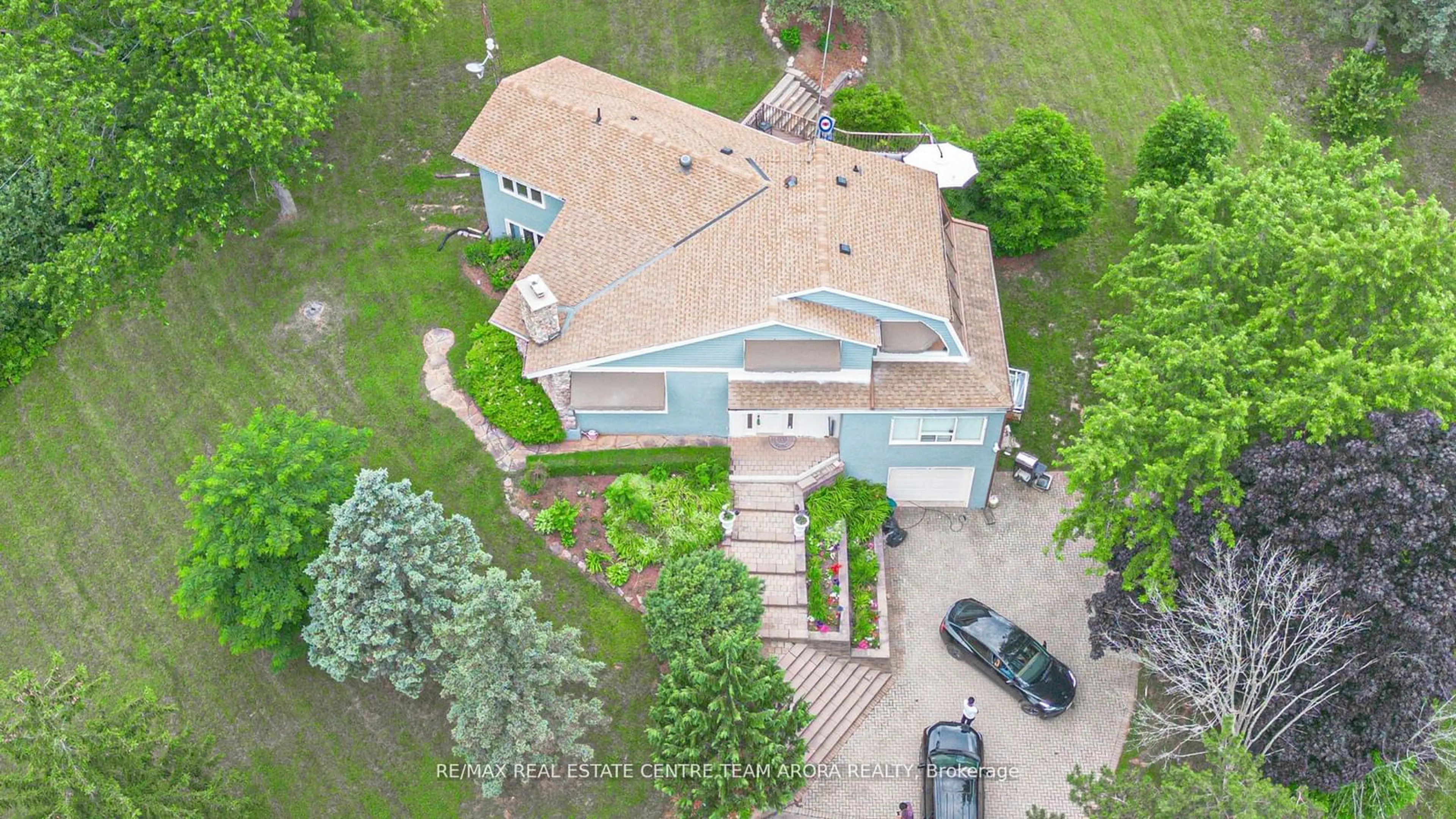 A pic from outside/outdoor area/front of a property/back of a property/a pic from drone, street for 10799 15 Sdrd, Halton Hills Ontario L7G 4S6