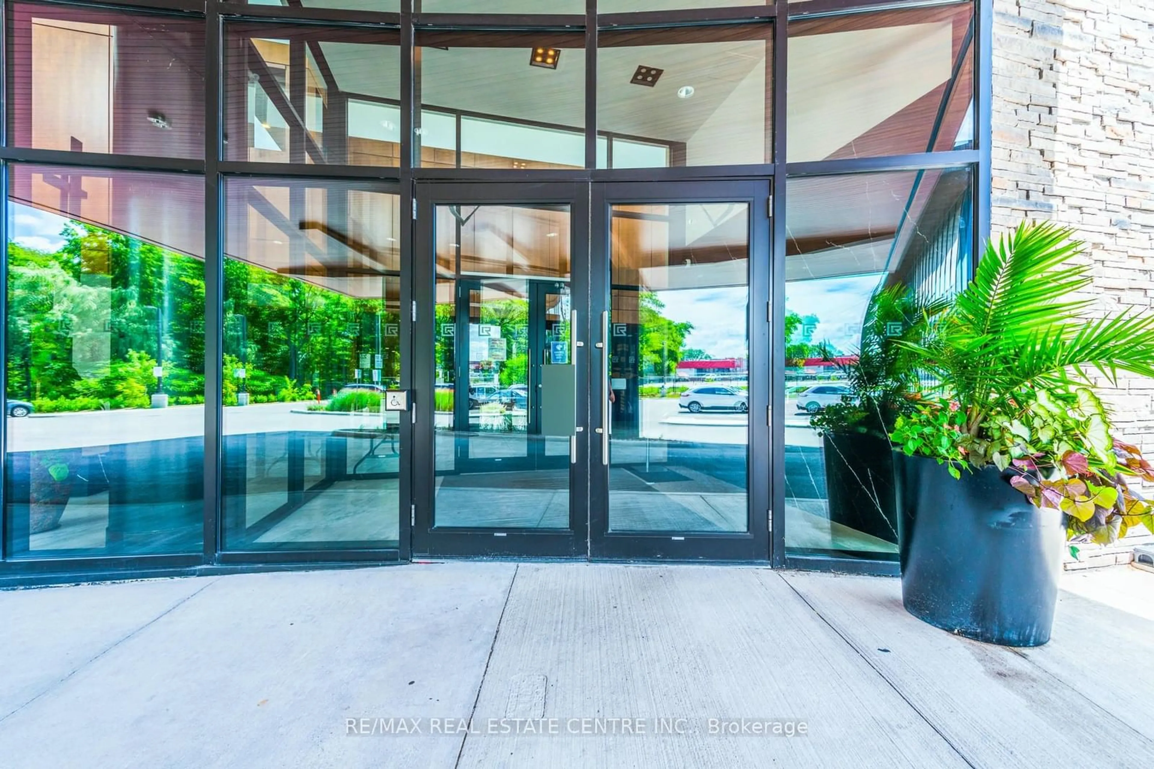 Indoor foyer for 1575 Lakeshore Rd #G28, Mississauga Ontario L5J 1J4