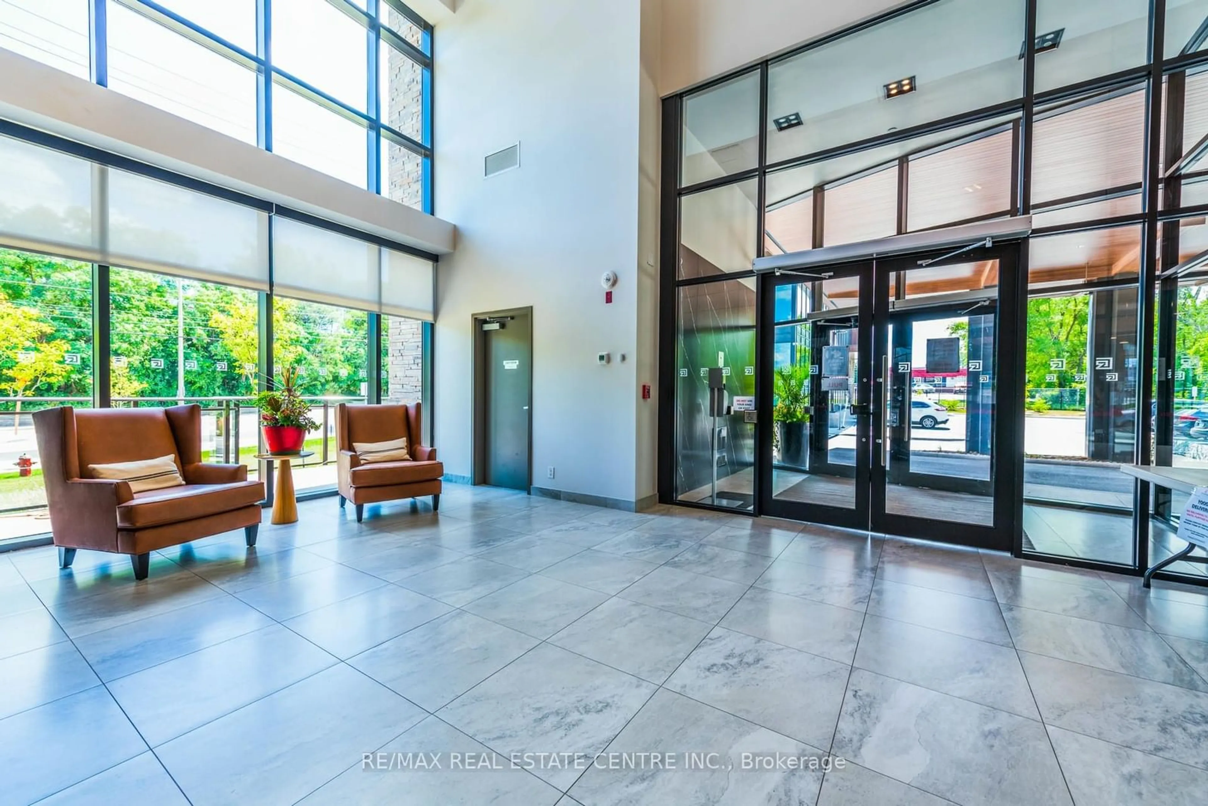 Indoor foyer for 1575 Lakeshore Rd #G28, Mississauga Ontario L5J 1J4