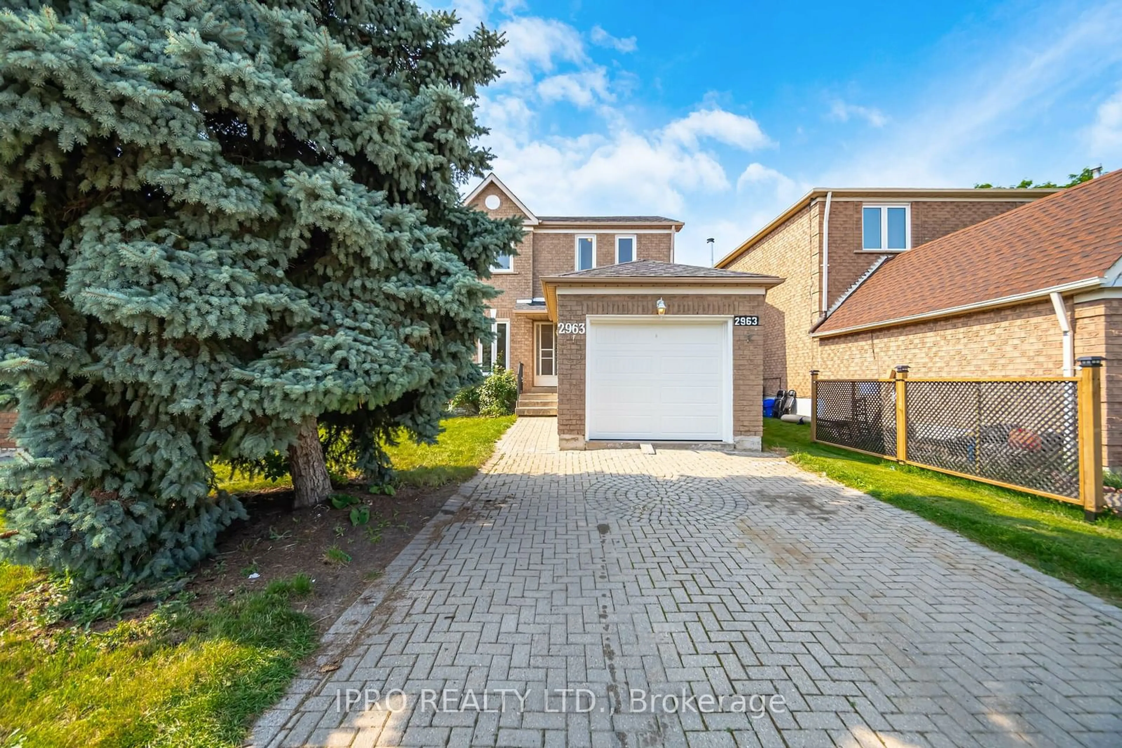 A pic from outside/outdoor area/front of a property/back of a property/a pic from drone, street for 2963 Gulfstream Way, Mississauga Ontario L5N 6J9