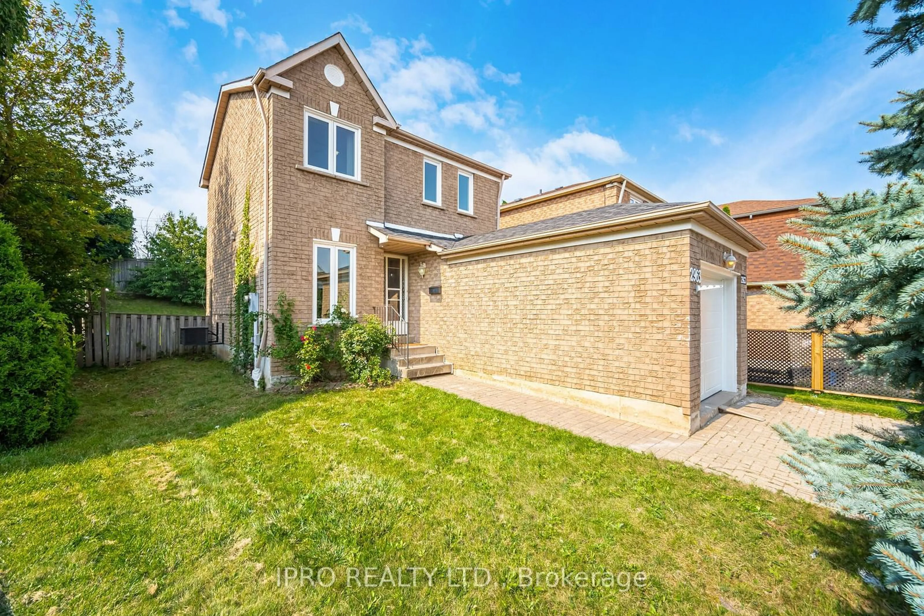 A pic from outside/outdoor area/front of a property/back of a property/a pic from drone, street for 2963 Gulfstream Way, Mississauga Ontario L5N 6J9