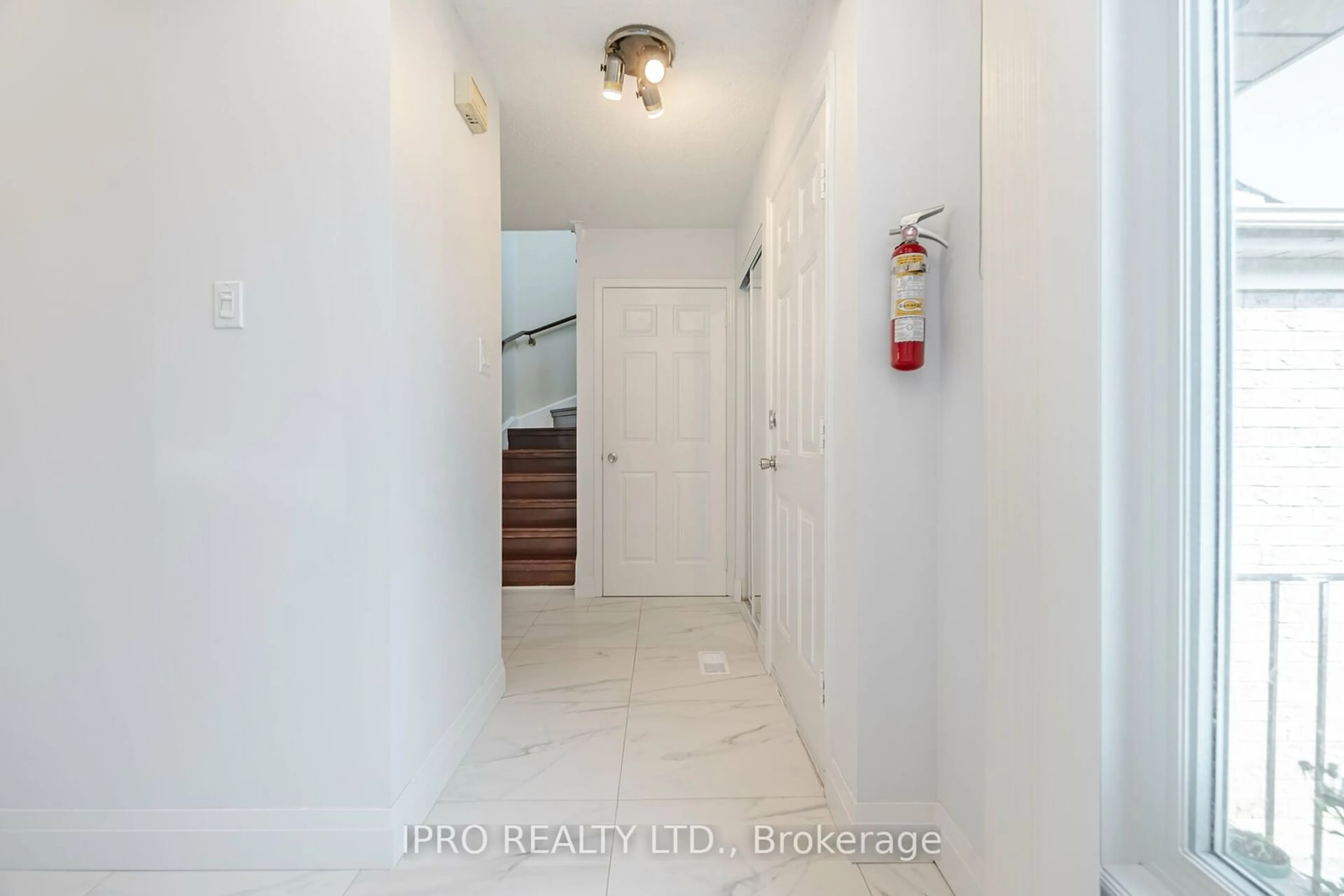 Indoor entryway for 2963 Gulfstream Way, Mississauga Ontario L5N 6J9