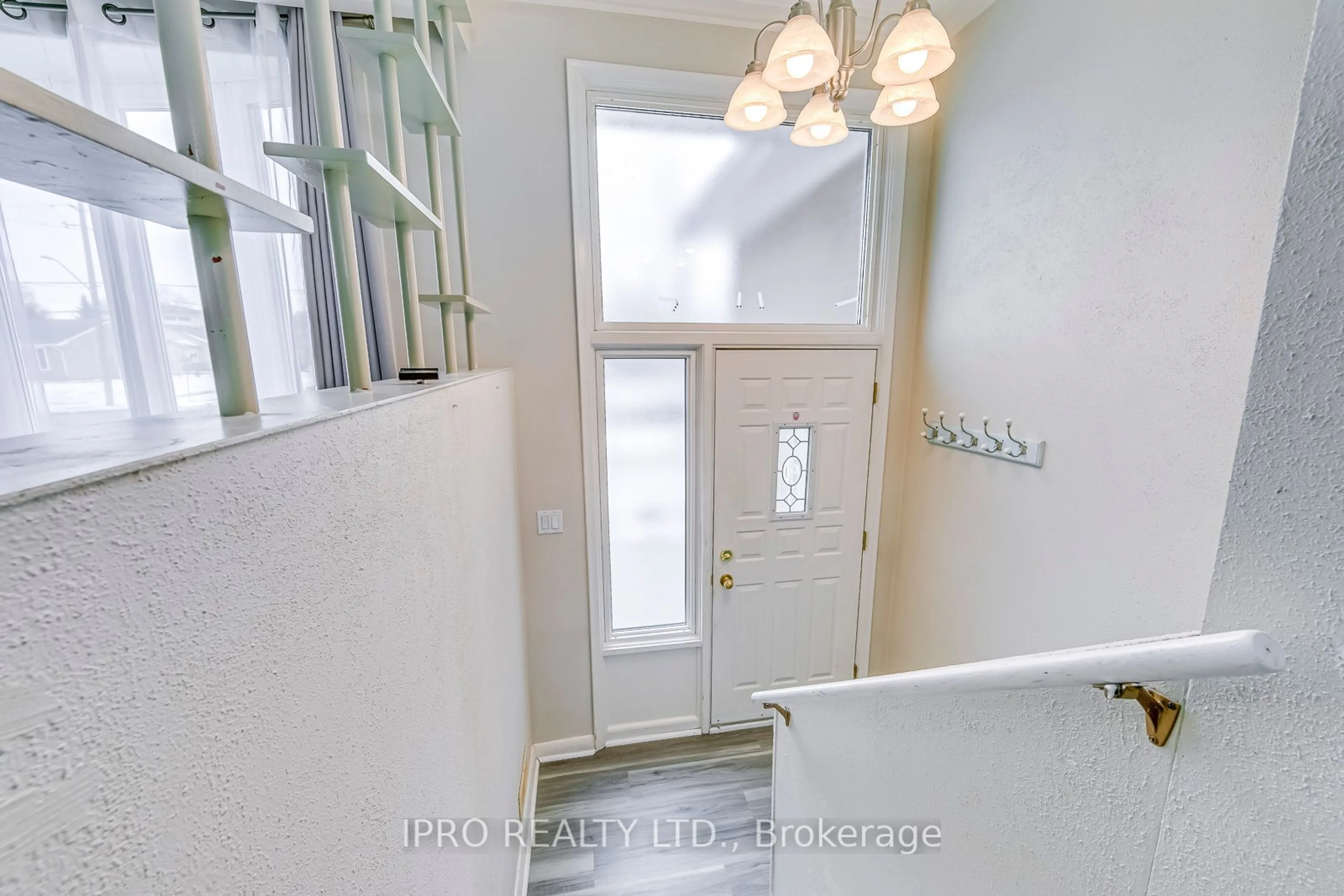 Indoor entryway for 149 Delrex Blvd, Halton Hills Ontario L7G 4E1