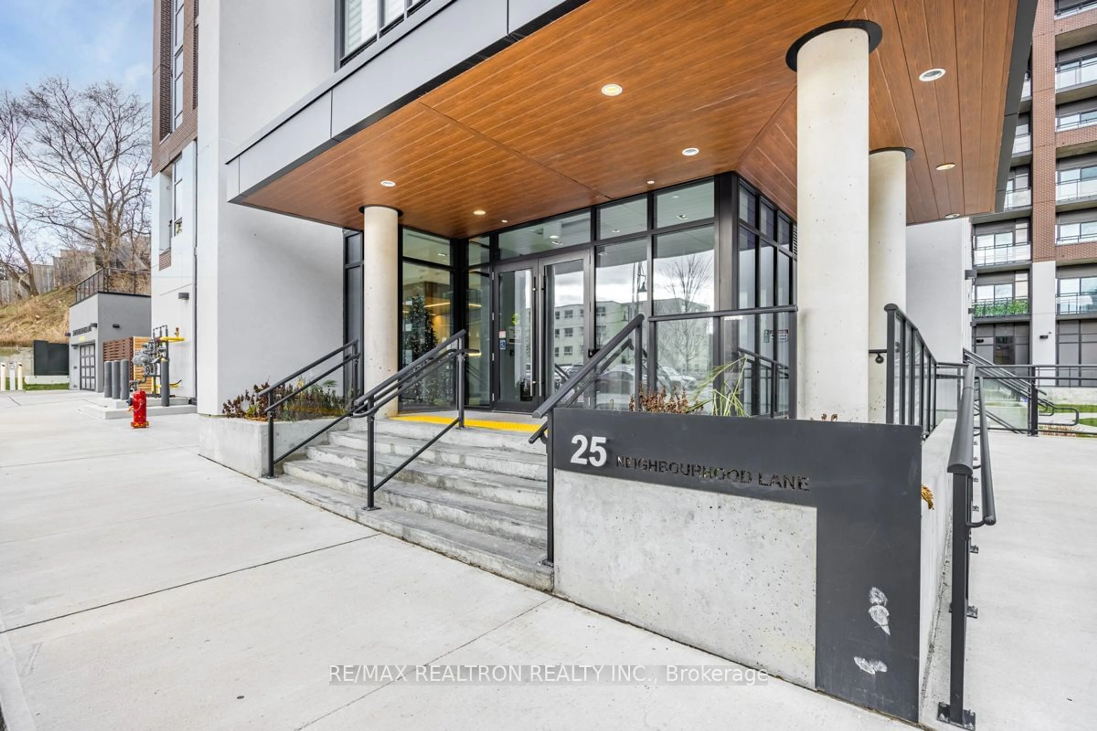 Indoor foyer for 25 Neighbourhood Lane #710, Toronto Ontario M8Y 0C4