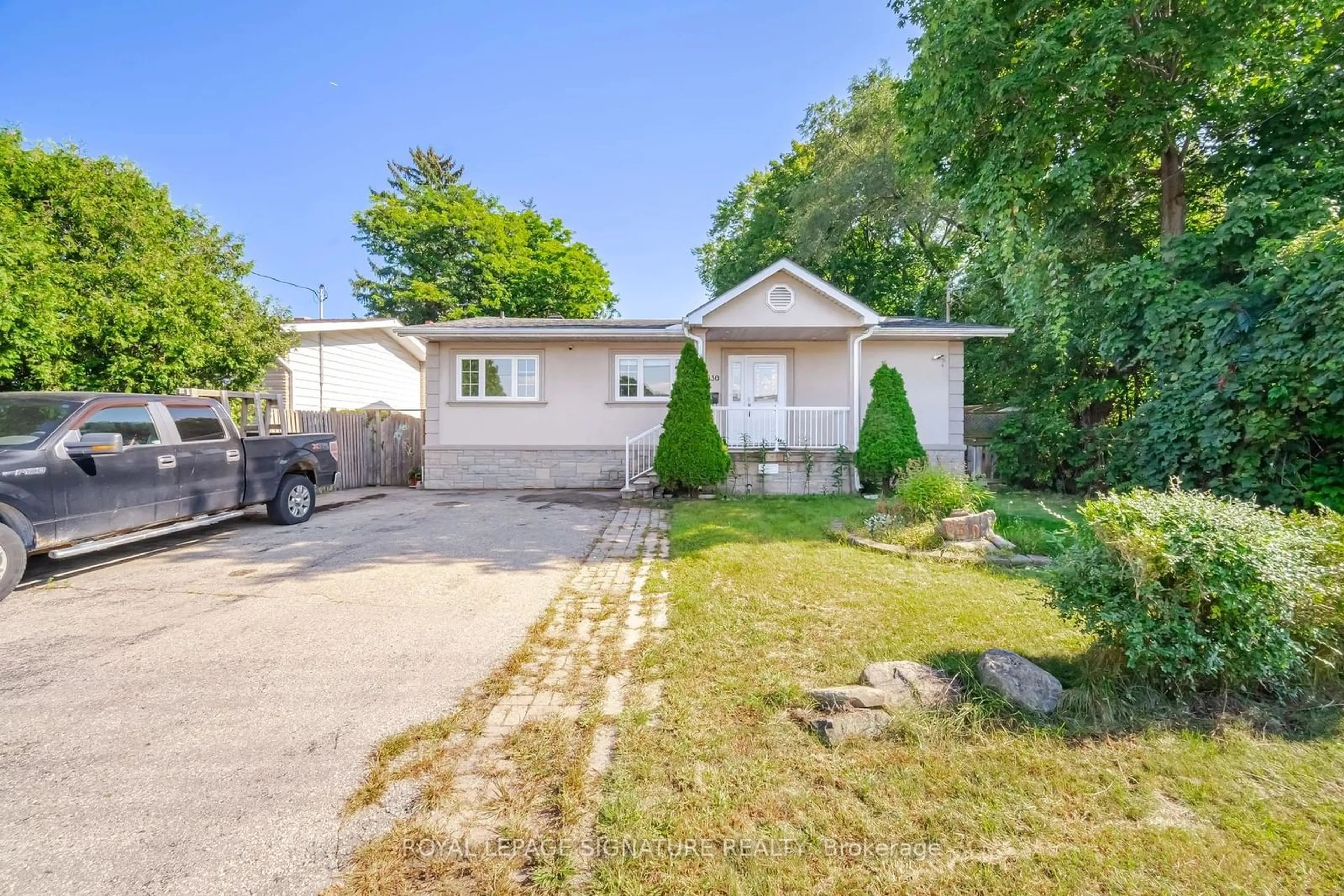 A pic from outside/outdoor area/front of a property/back of a property/a pic from drone, street for 830 South Service Rd, Mississauga Ontario L5E 1T8