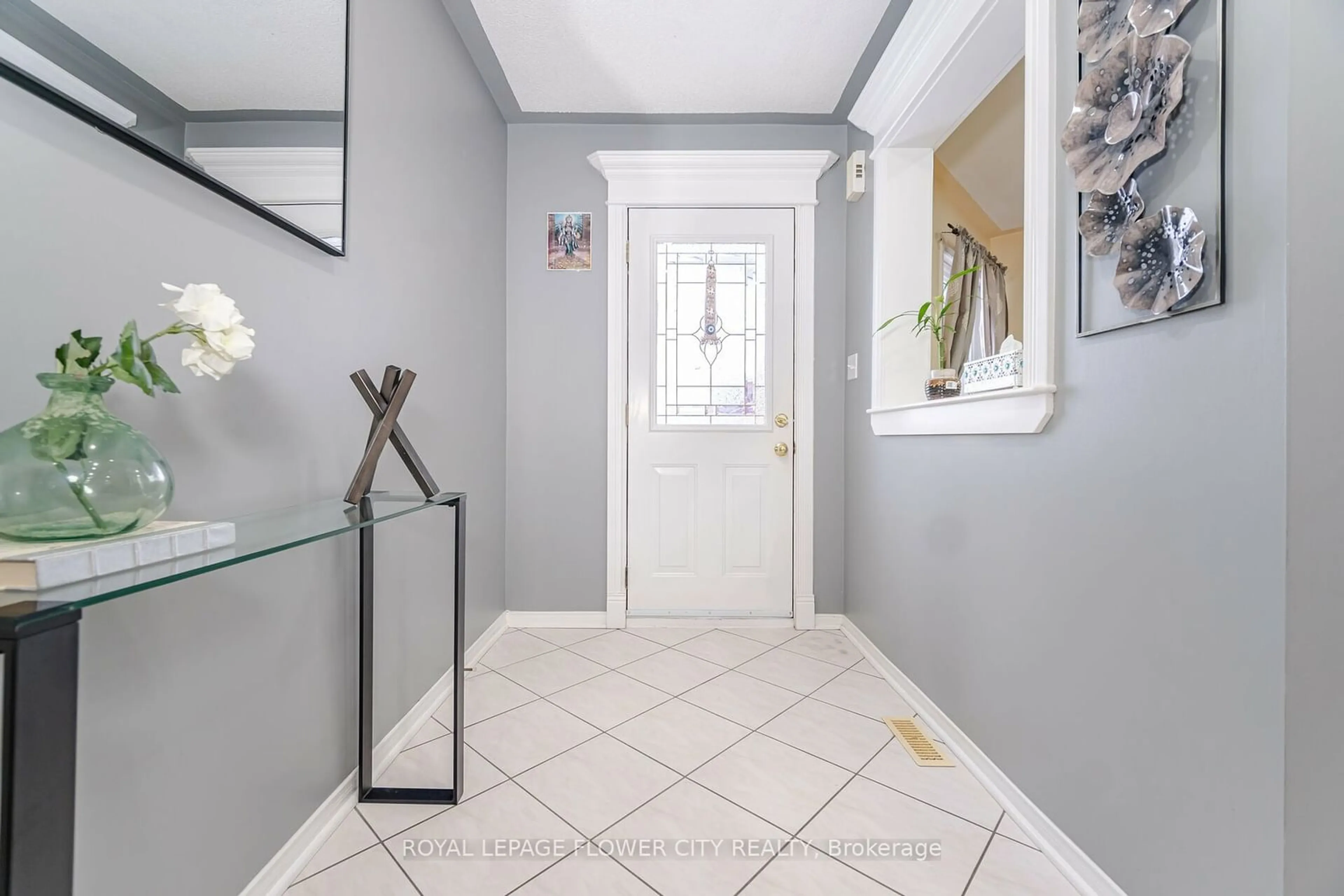 Indoor entryway for 306 Howard Cres, Orangeville Ontario L9W 4Y3