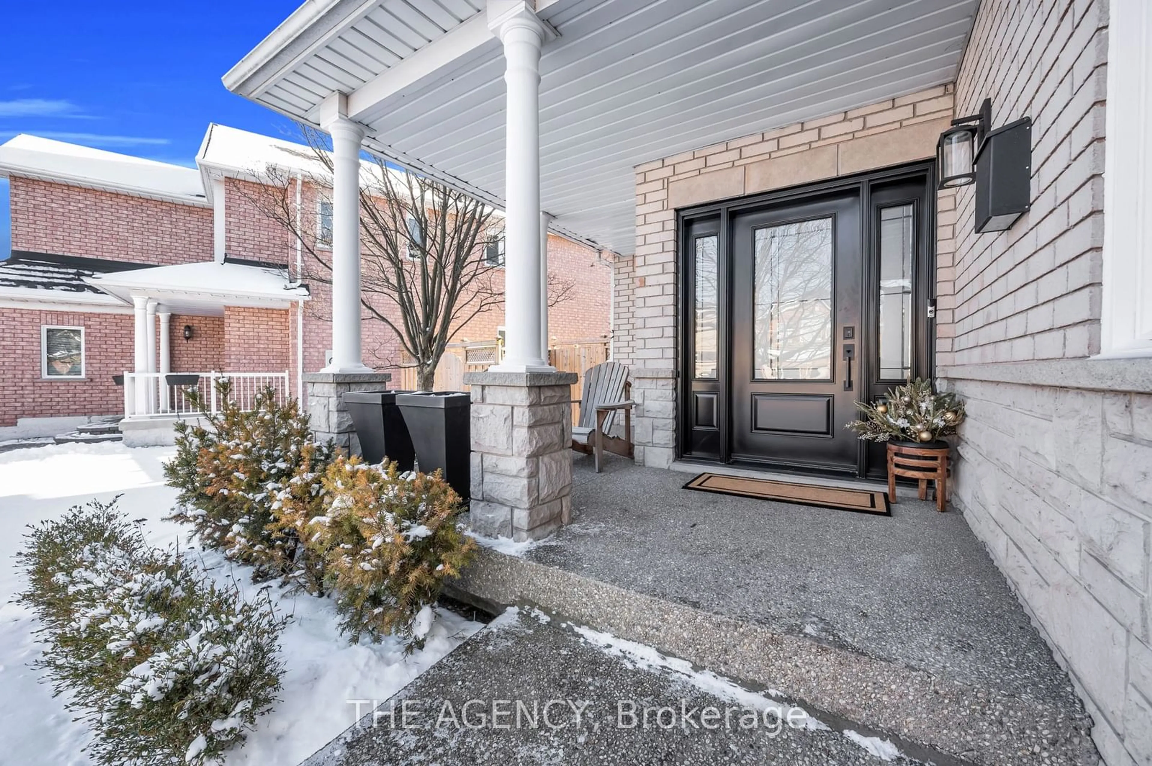 Indoor entryway for 2132 Chatsworth Ave, Oakville Ontario L6M 3X3