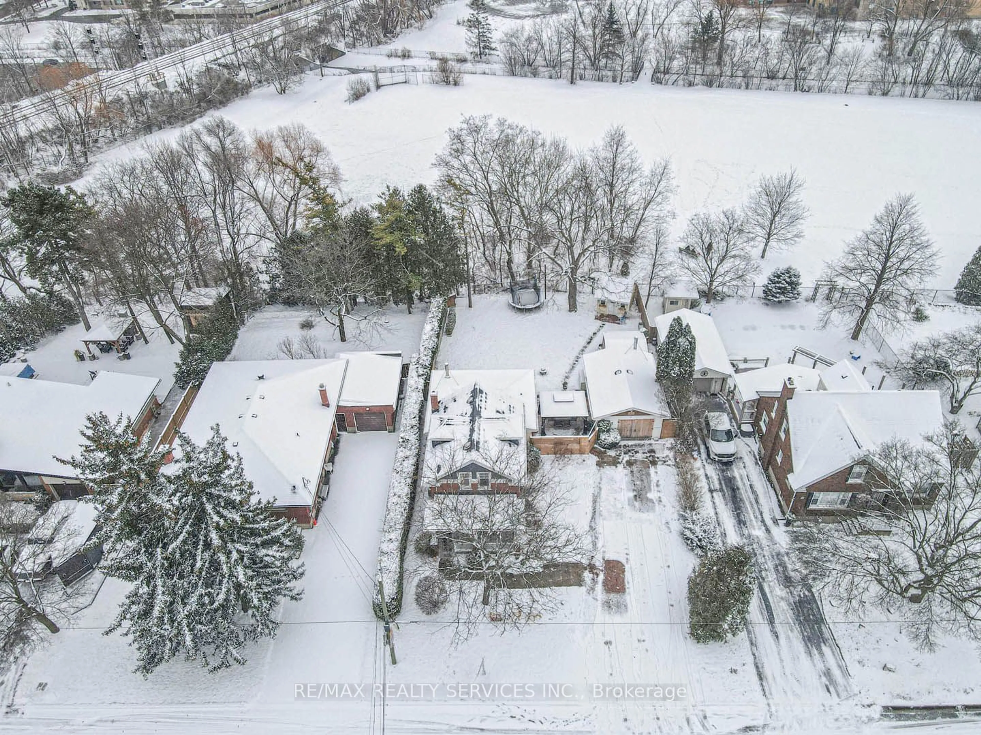 A pic from outside/outdoor area/front of a property/back of a property/a pic from drone, street for 112 Court St, Milton Ontario L9T 2S3