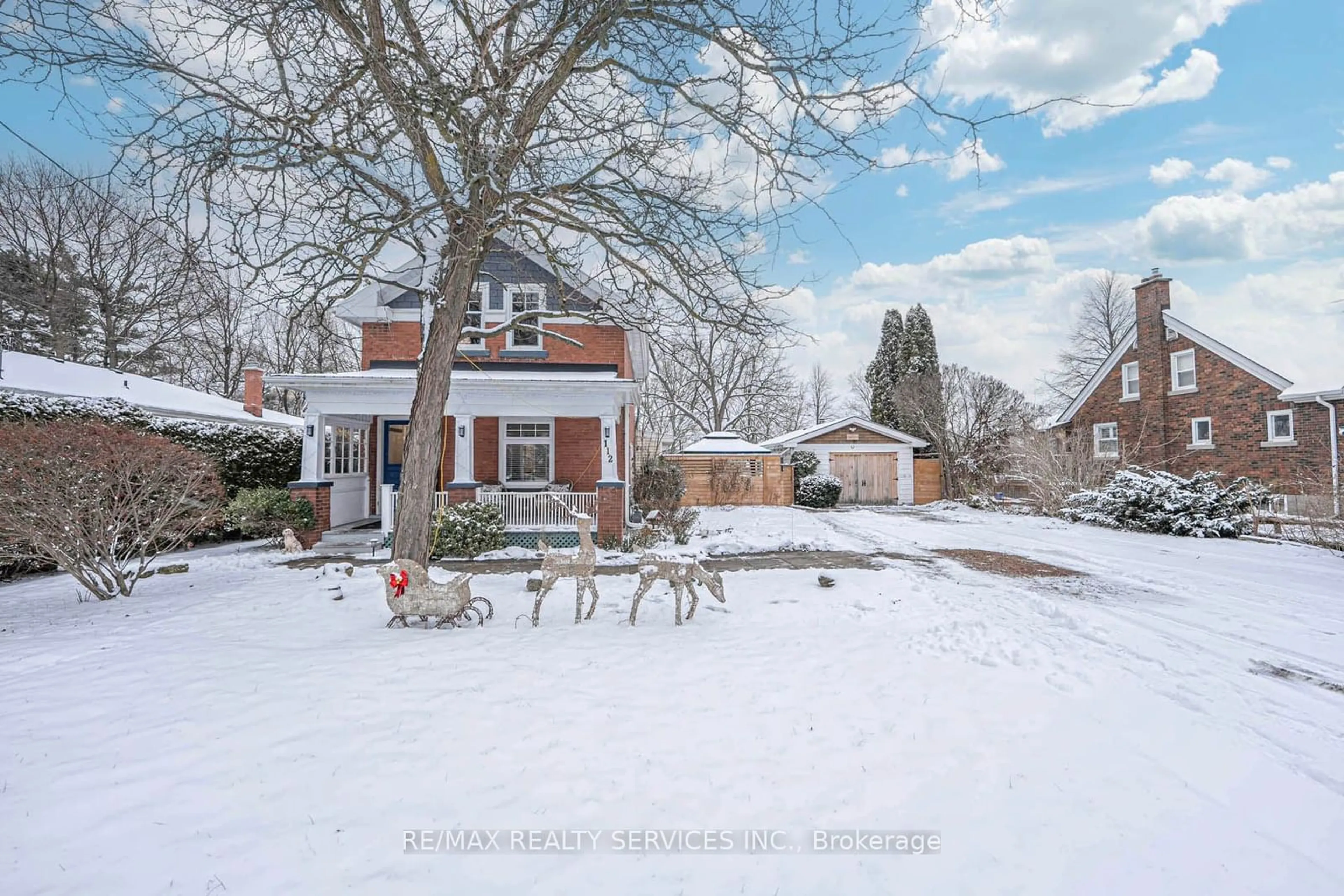 A pic from outside/outdoor area/front of a property/back of a property/a pic from drone, street for 112 Court St, Milton Ontario L9T 2S3