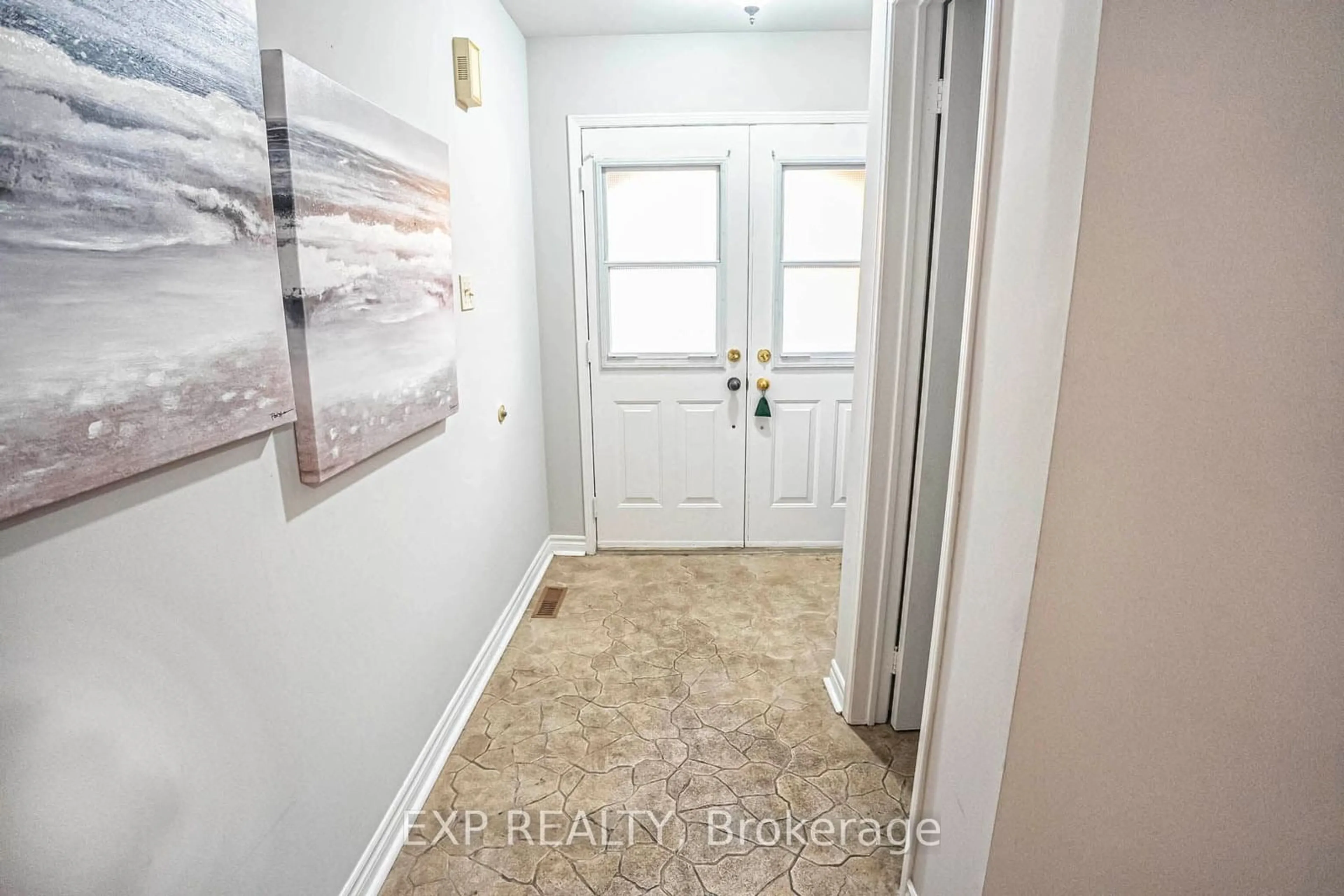 Indoor entryway for 126 Kenwood Dr #16, Brampton Ontario L6X 4P5