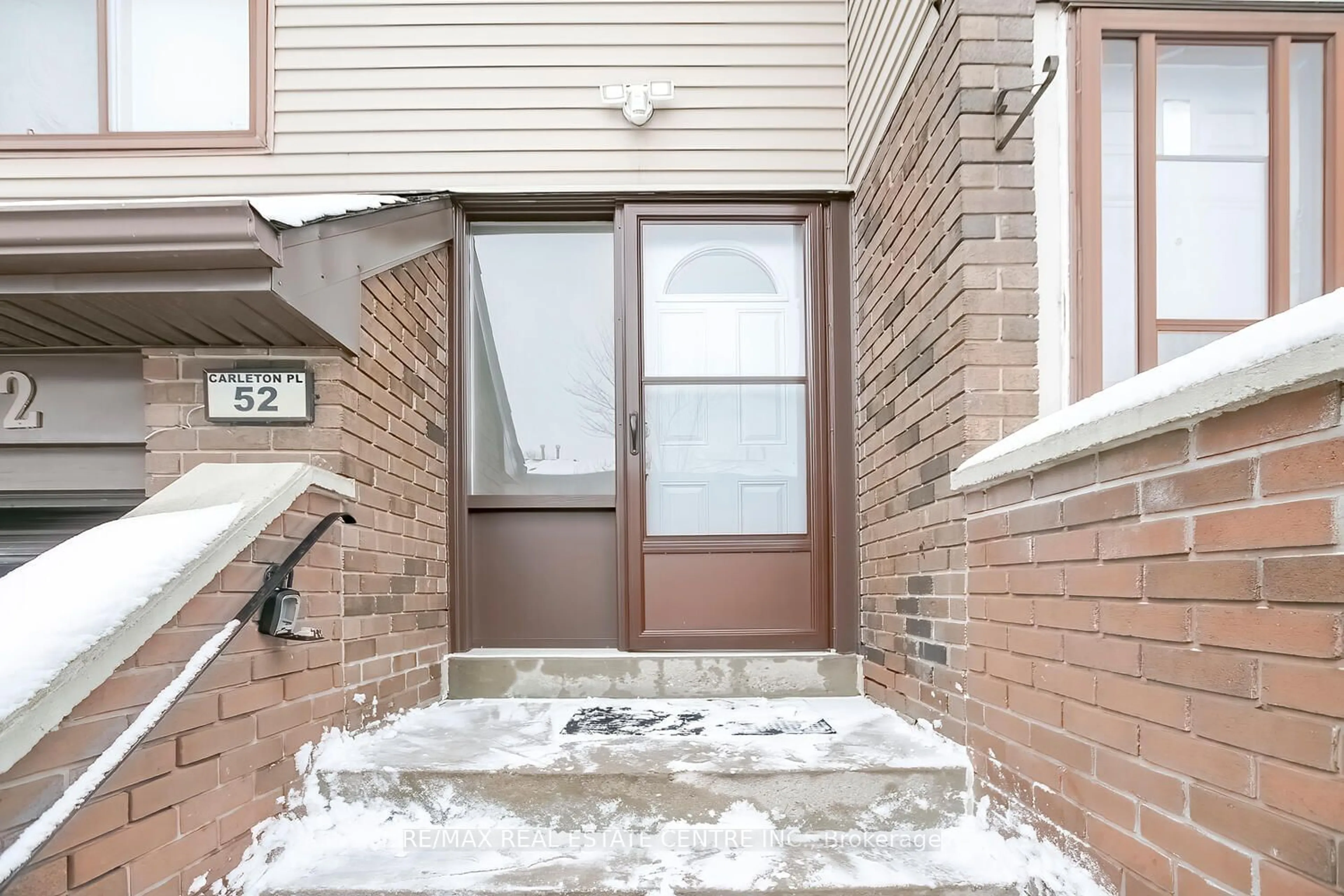 Indoor entryway for 52 Carleton Pl, Brampton Ontario L6T 3Z4