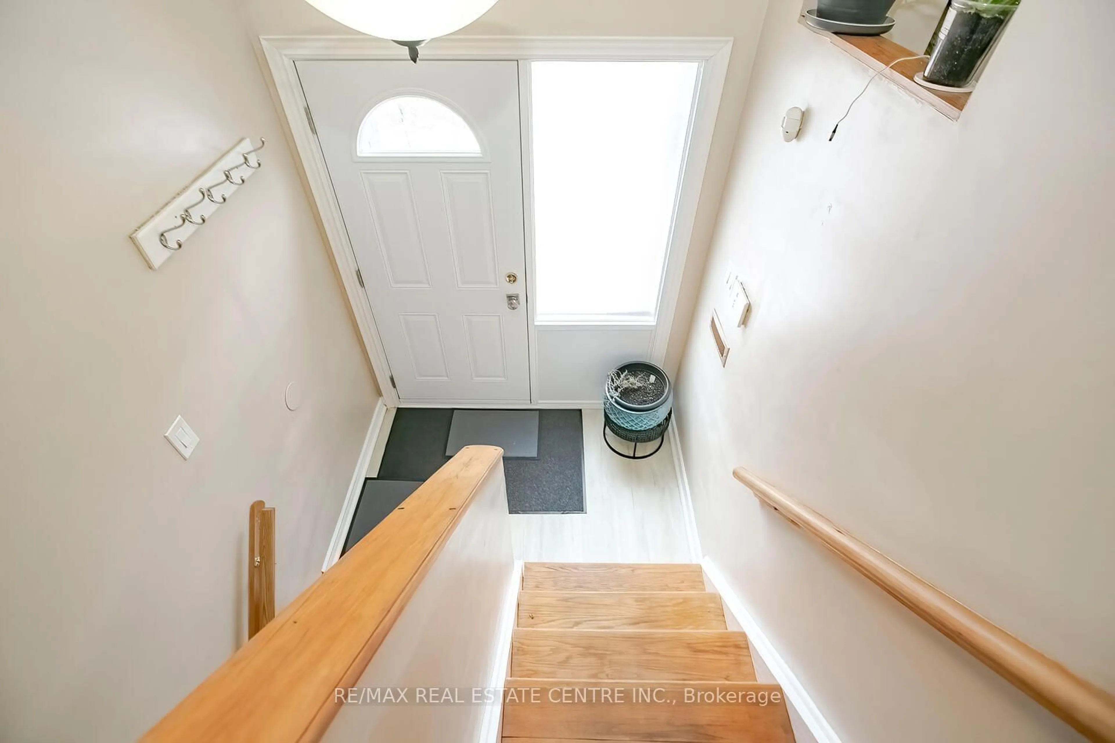 Indoor entryway for 52 Carleton Pl, Brampton Ontario L6T 3Z4