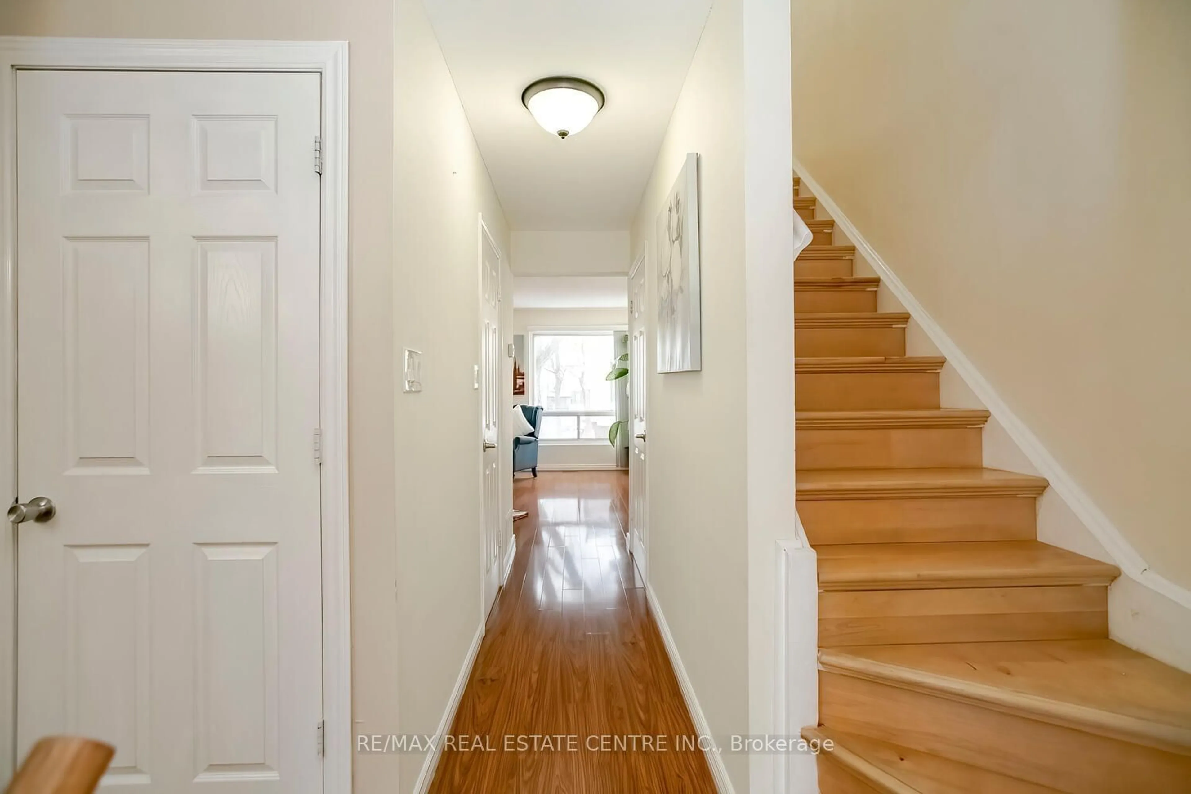 Indoor entryway for 52 Carleton Pl, Brampton Ontario L6T 3Z4