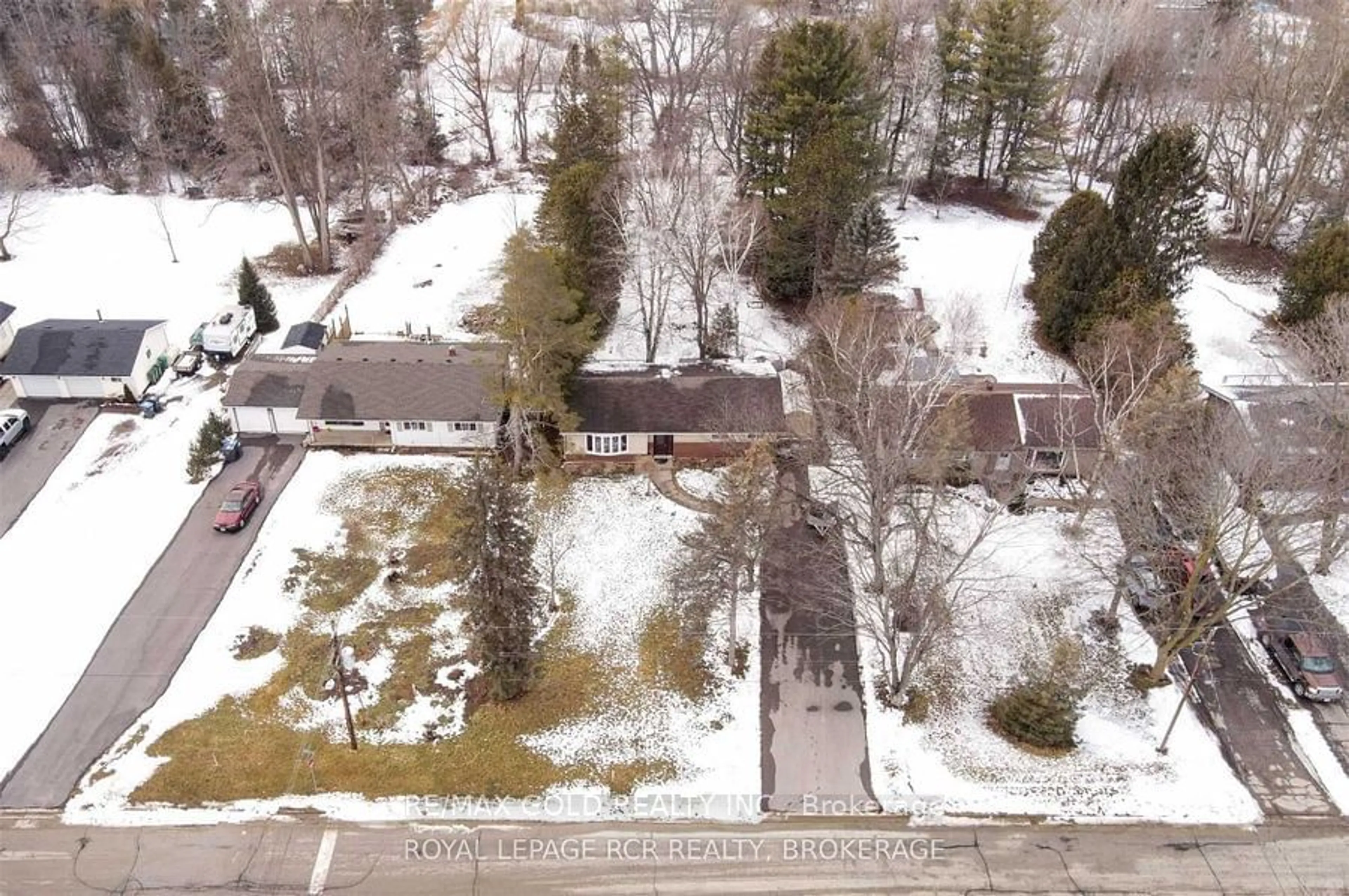 A pic from outside/outdoor area/front of a property/back of a property/a pic from drone, street for 17 Larry St, Caledon Ontario L7C 1K6