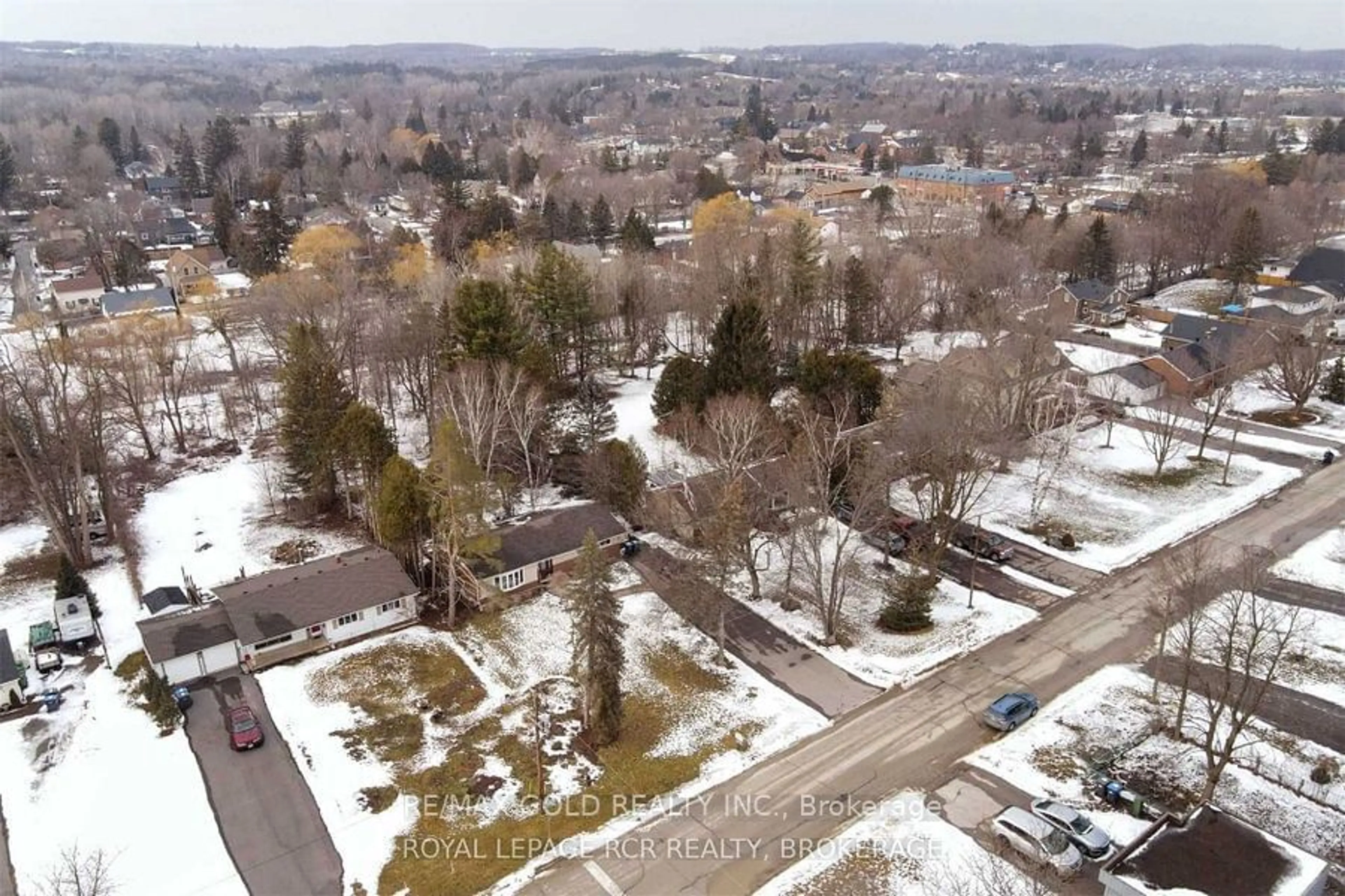 A pic from outside/outdoor area/front of a property/back of a property/a pic from drone, unknown for 17 Larry St, Caledon Ontario L7C 1K6