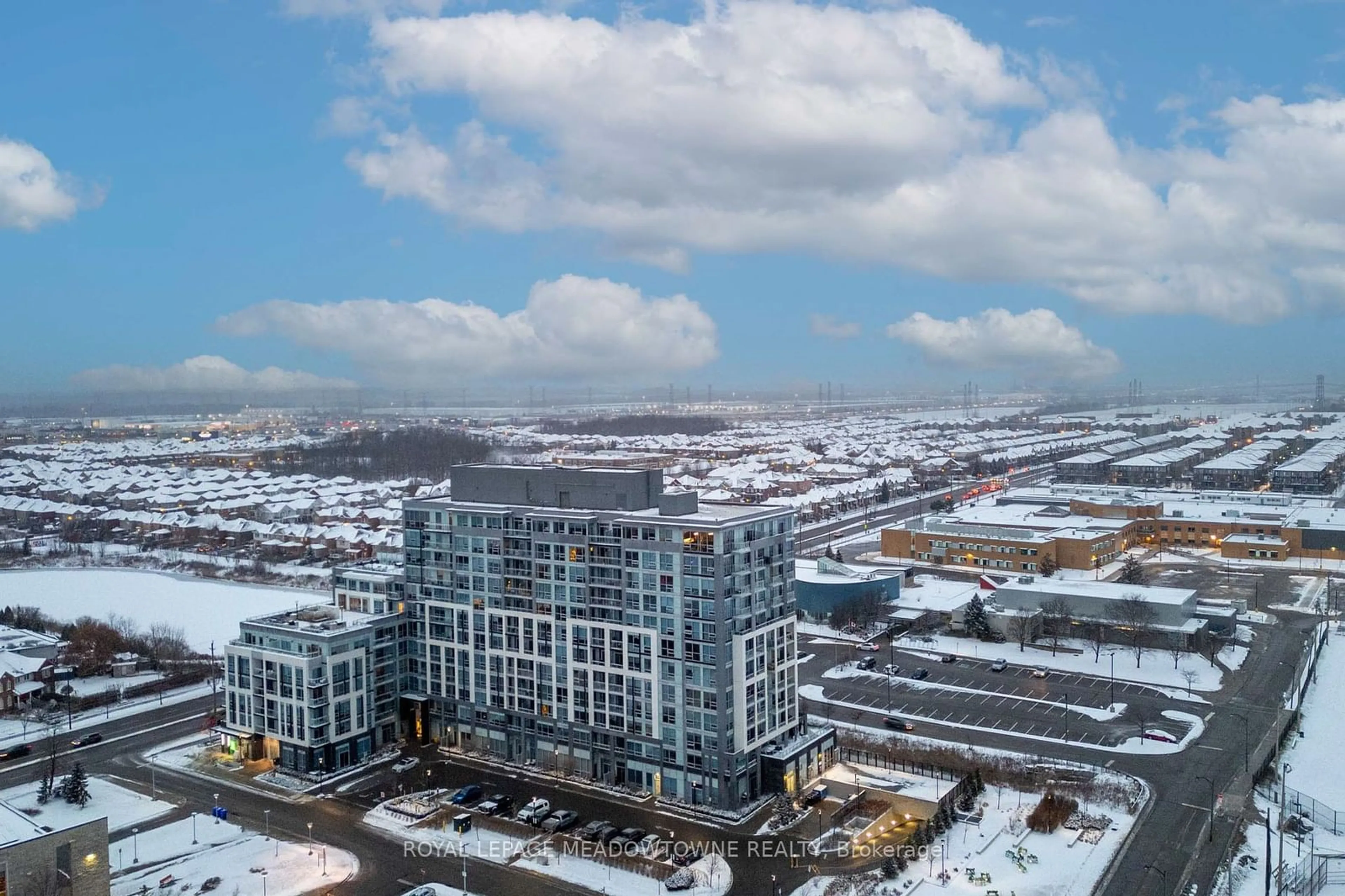 A pic from outside/outdoor area/front of a property/back of a property/a pic from drone, building for 1050 Main St #809, Milton Ontario L9T 9M3