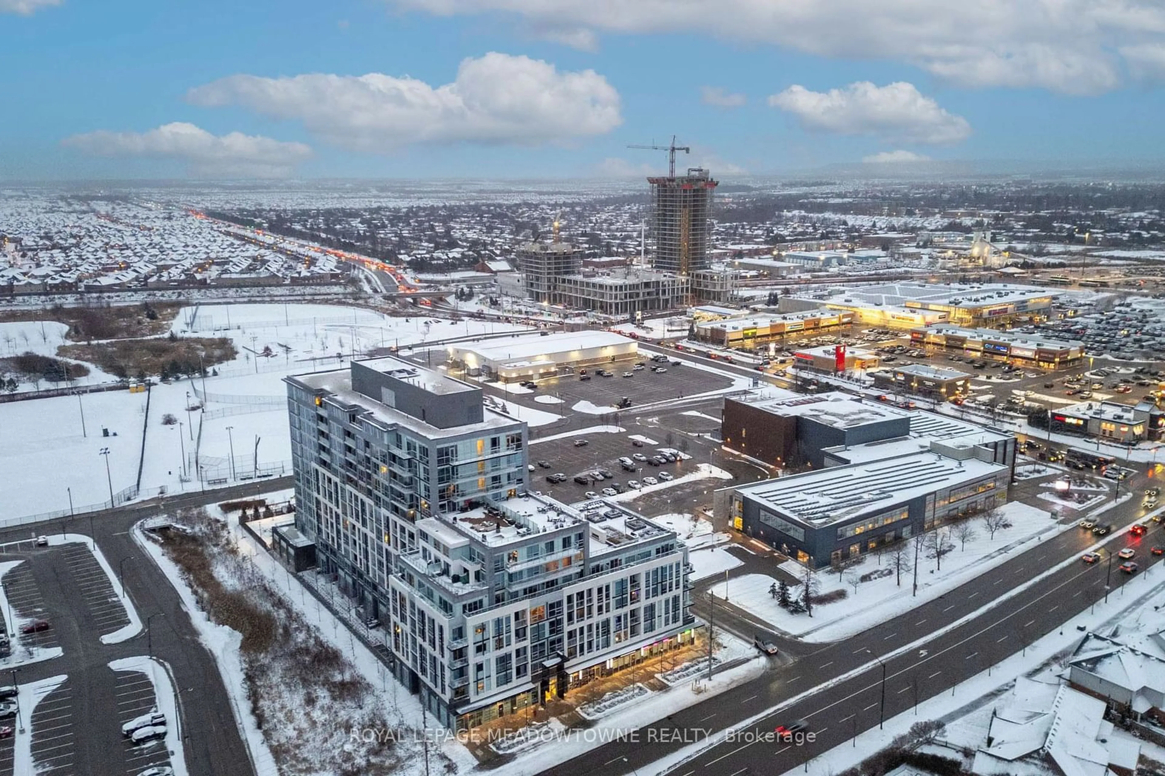 A pic from outside/outdoor area/front of a property/back of a property/a pic from drone, building for 1050 Main St #809, Milton Ontario L9T 9M3