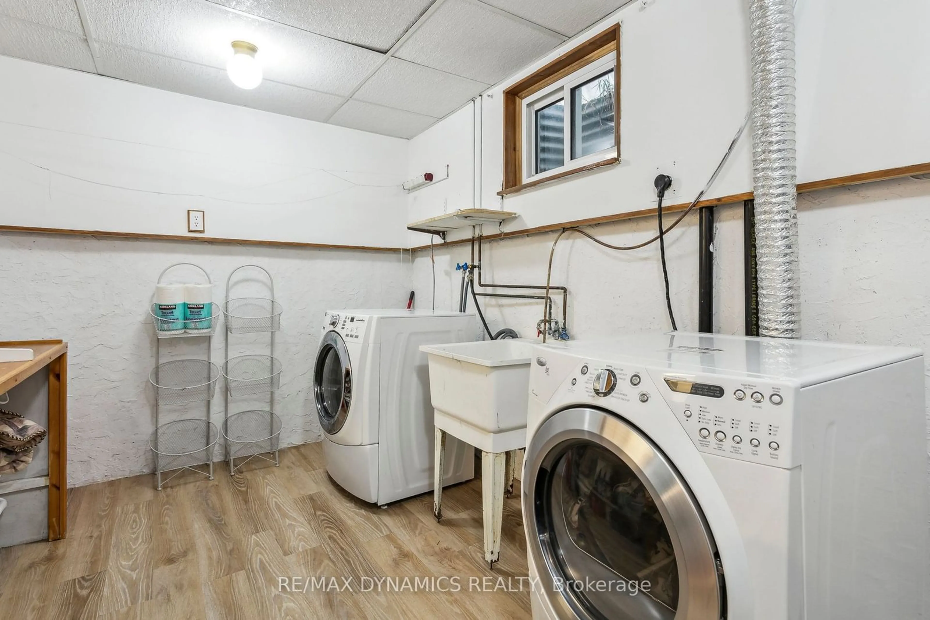 Laundry room for 2359 Malcolm Cres, Burlington Ontario L7P 4H1