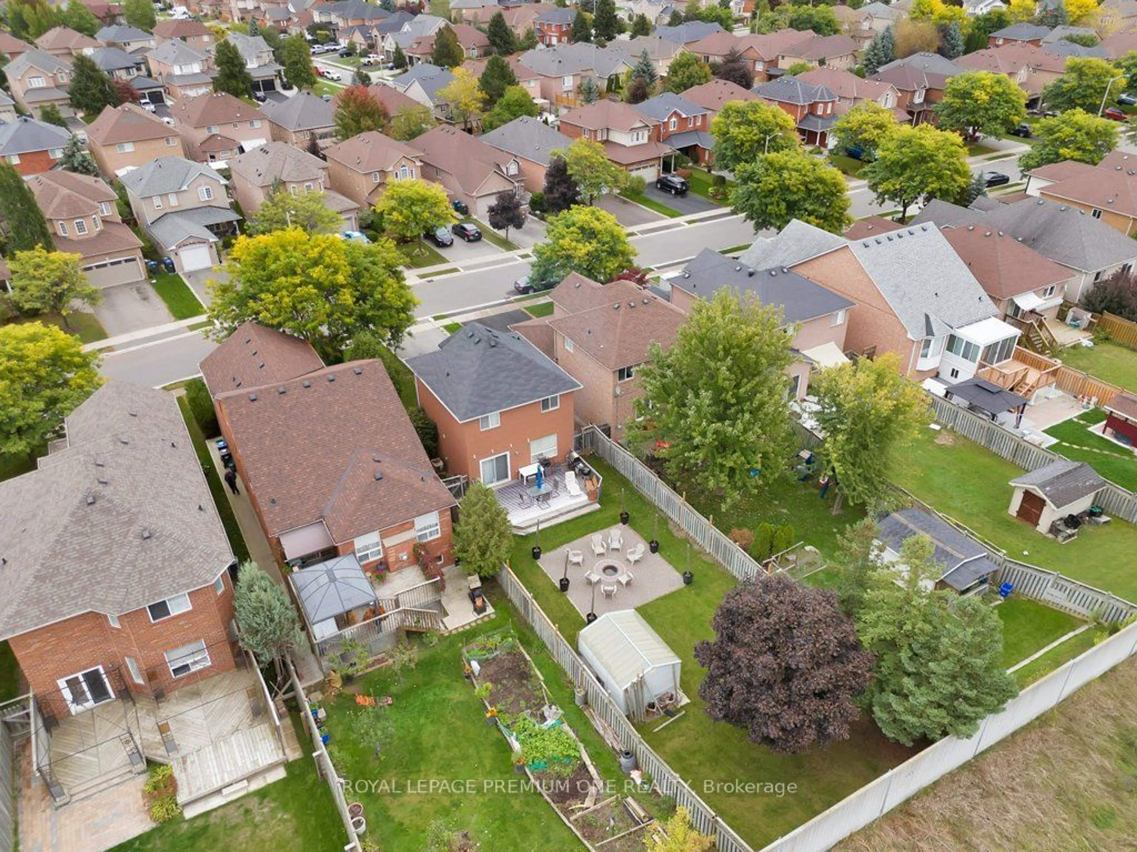 A pic from outside/outdoor area/front of a property/back of a property/a pic from drone, street for 62 Twin Willow Cres, Brampton Ontario L7A 1K2