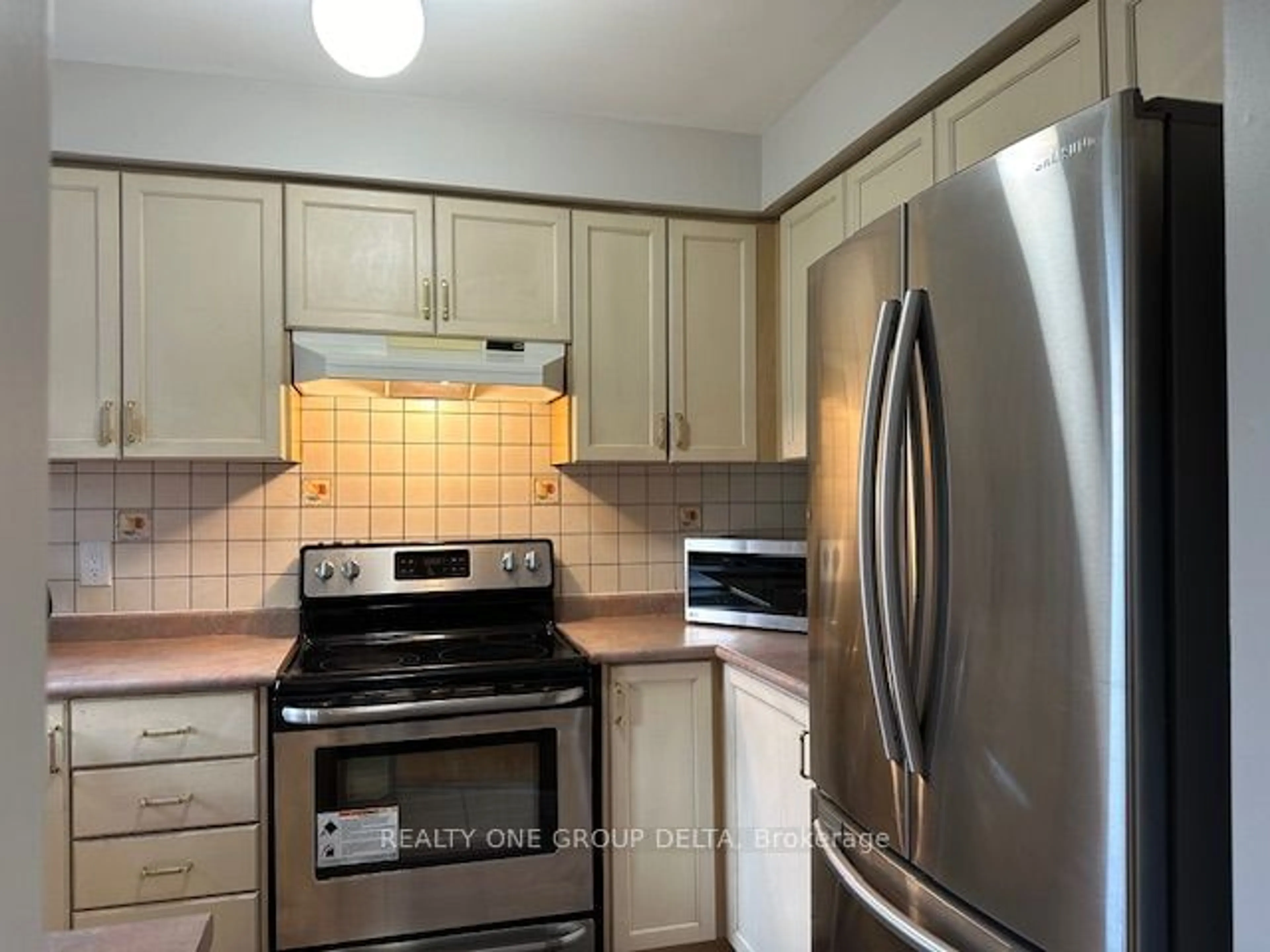 Standard kitchen, unknown for 63D View Green Cres, Toronto Ontario M9W 7E1