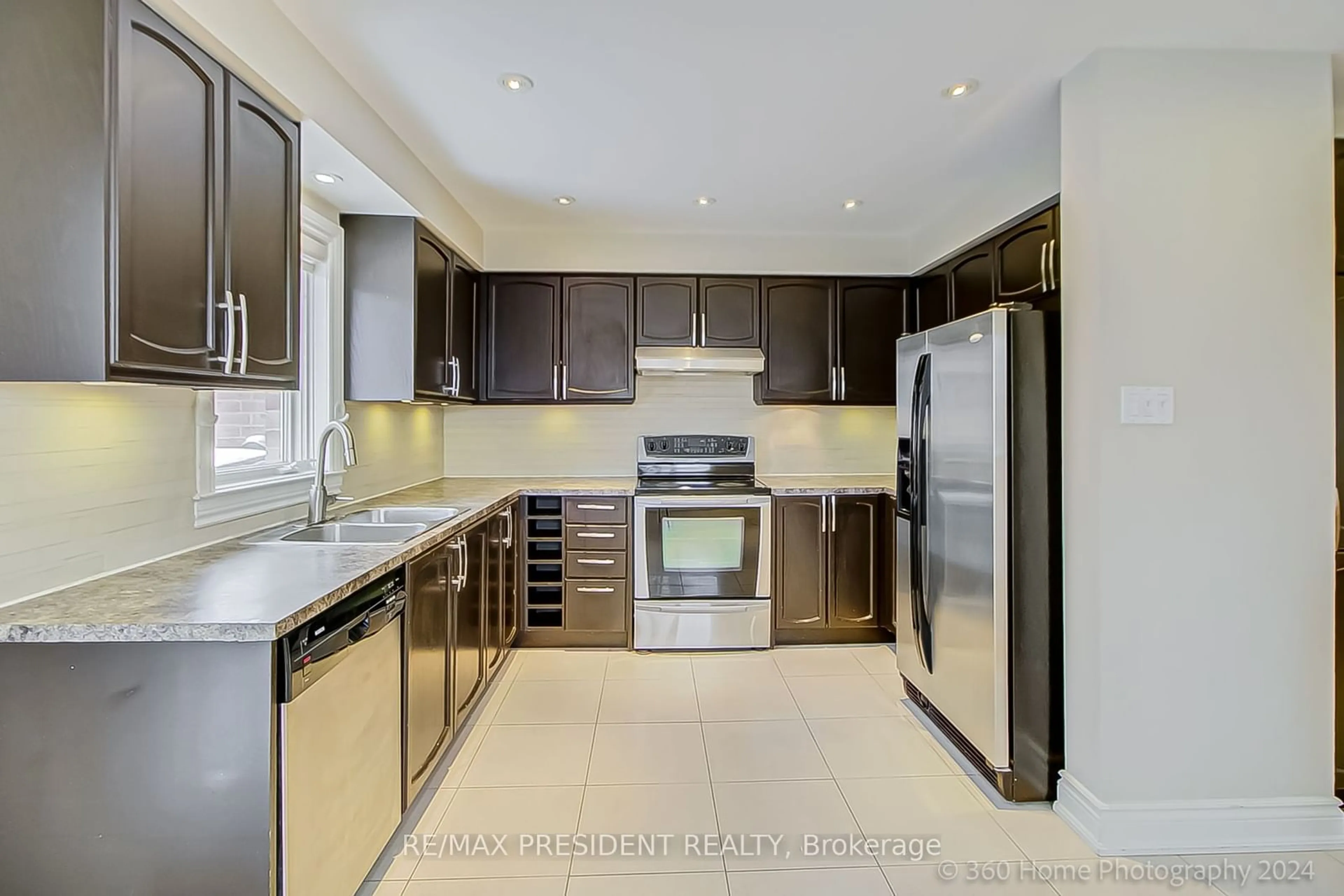 Open concept kitchen, ceramic/tile floor for 2945 Thomas St #125, Mississauga Ontario L5M 6C1