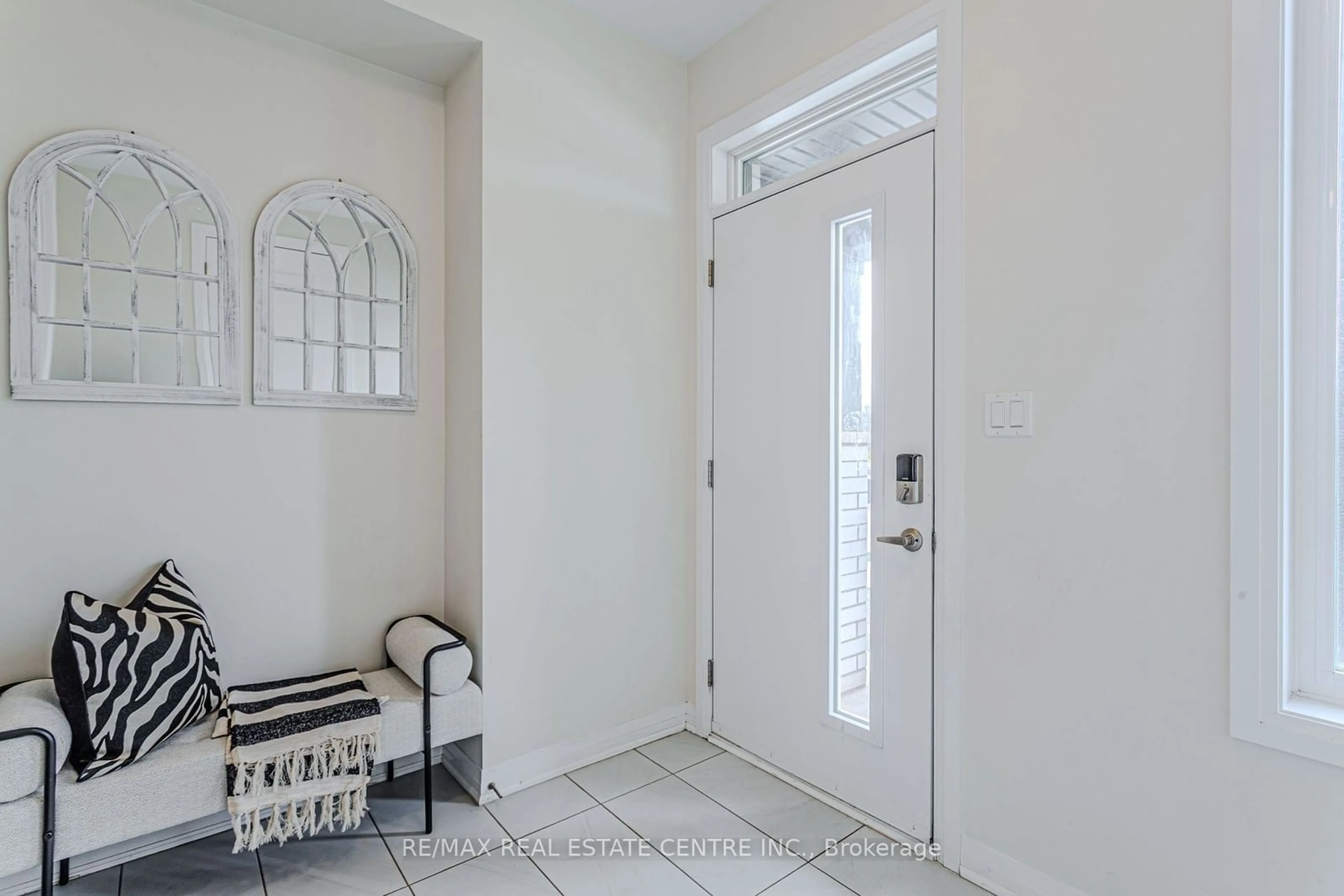 Indoor entryway for 64 Settlers Rd, Oakville Ontario L6H 0Y8