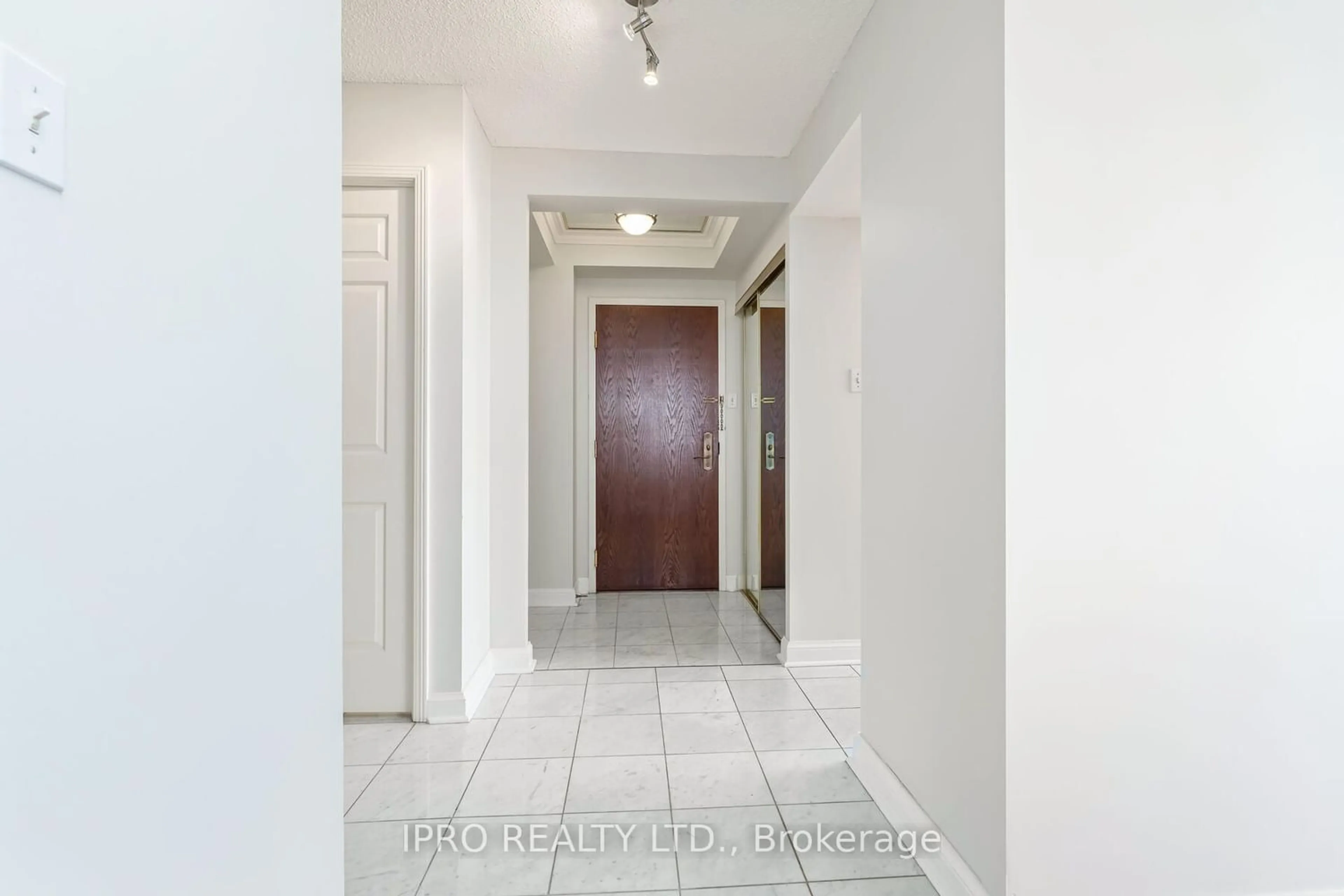 Indoor entryway for 22 Hanover Rd #909, Brampton Ontario L6S 5K7