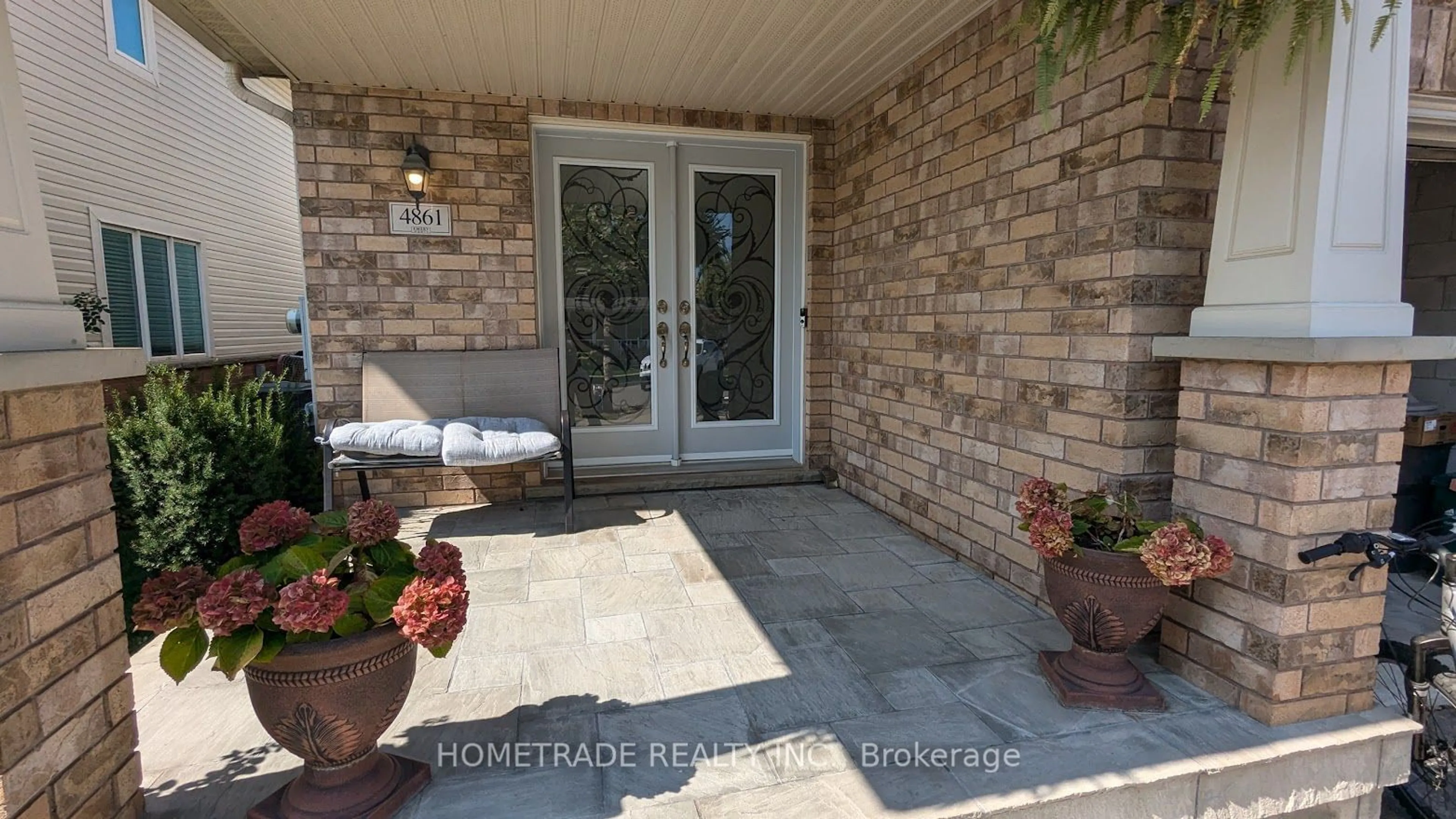 Indoor entryway for 4861 Verdi St, Burlington Ontario L7M 0H4