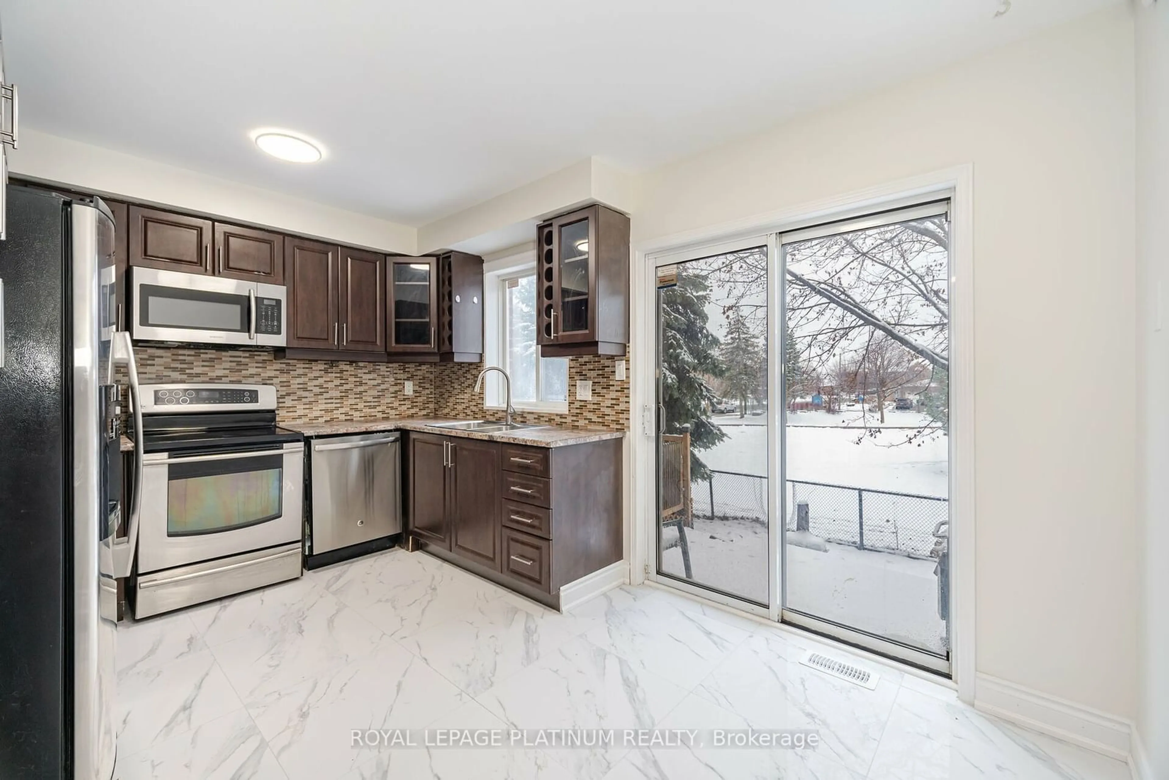 Open concept kitchen, ceramic/tile floor for 10 Spadina Rd, Brampton Ontario L6X 4X6