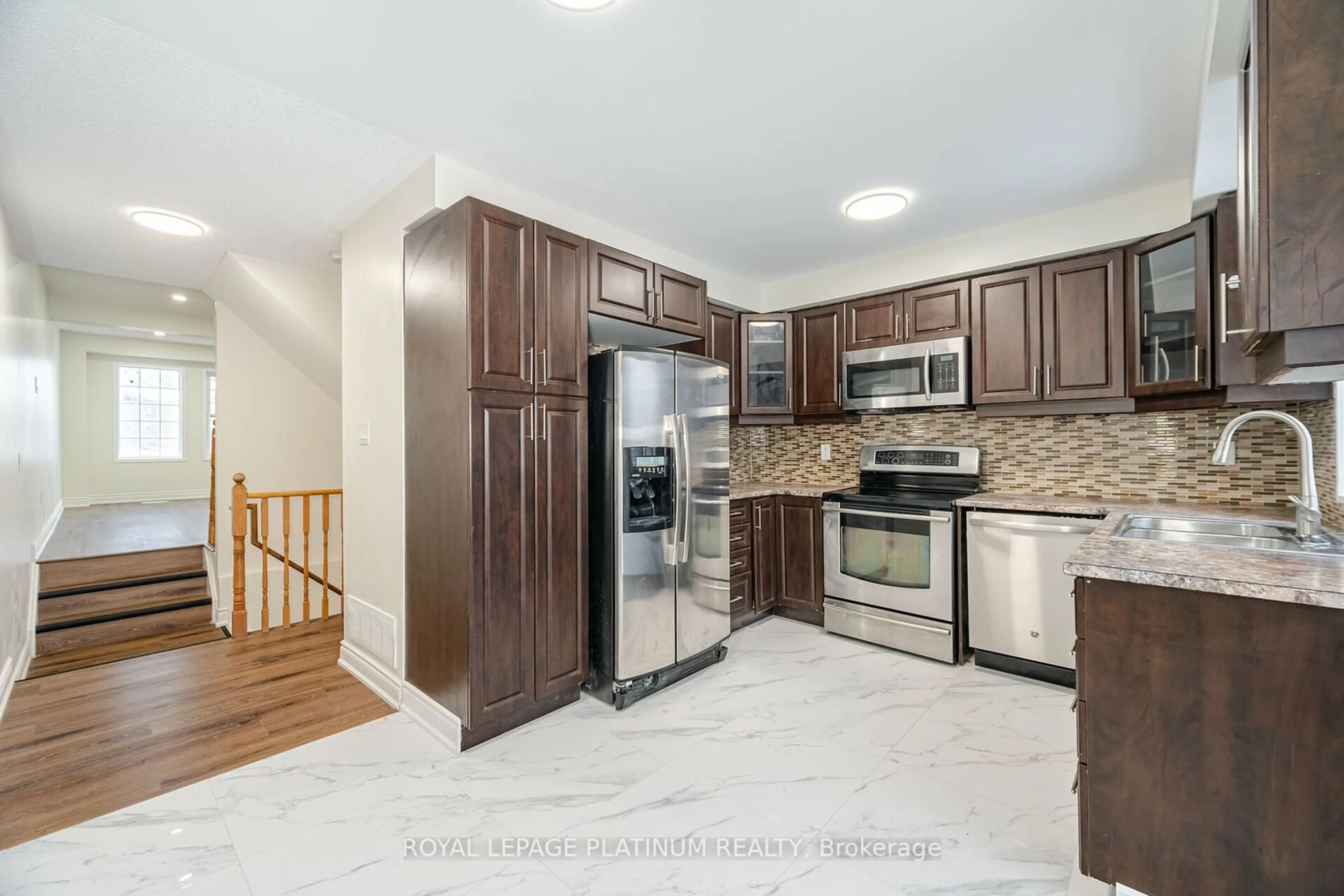 Open concept kitchen, ceramic/tile floor for 10 Spadina Rd, Brampton Ontario L6X 4X6