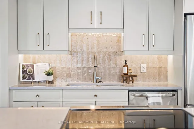 Additional property image - 2210 Lakeshore Rd Unit 202