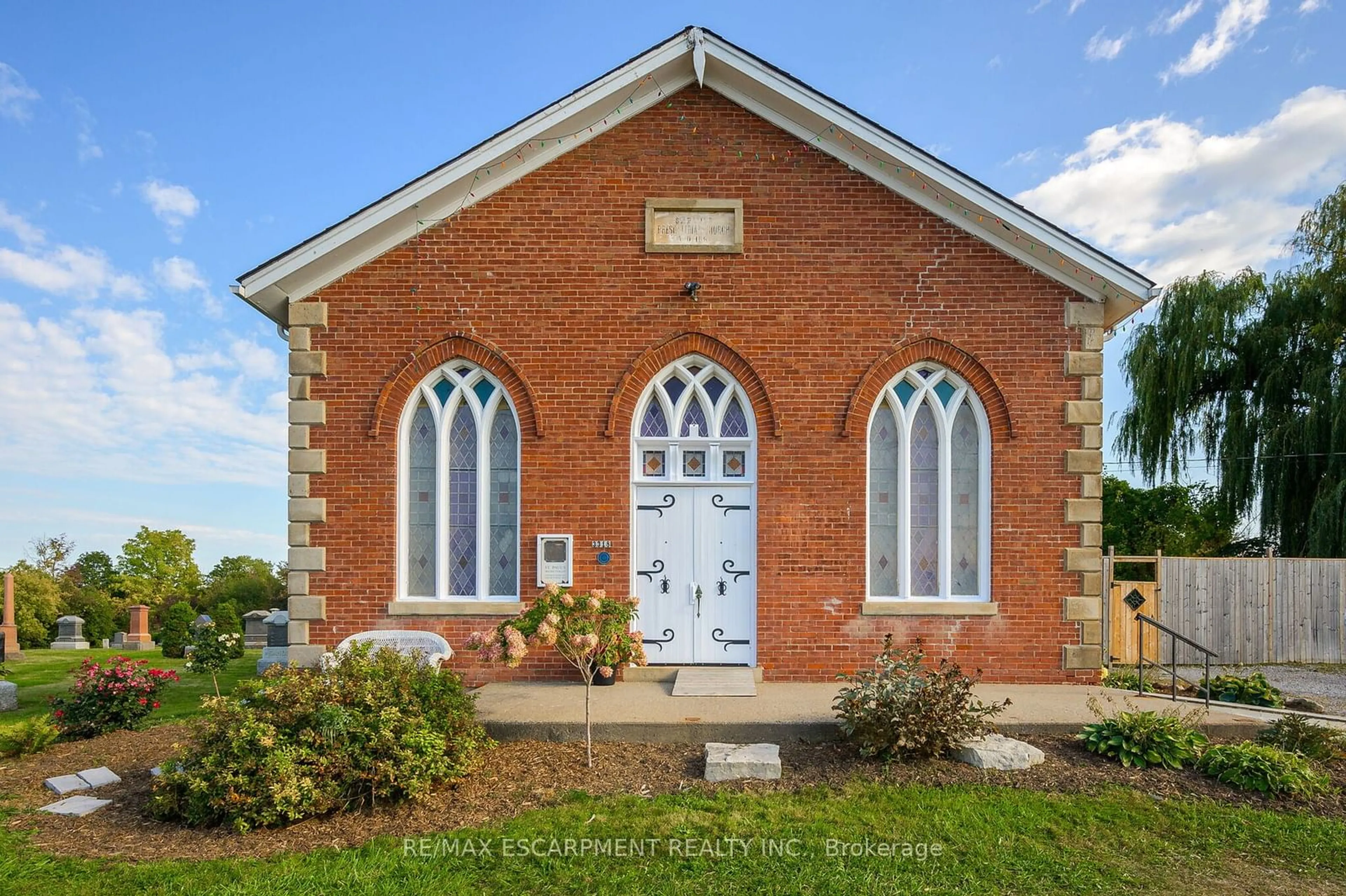 Home with brick exterior material, building for 3318 Dundas St, Burlington Ontario L7P 0S8