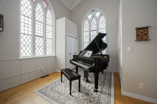 Additional property image - 3318 Dundas St