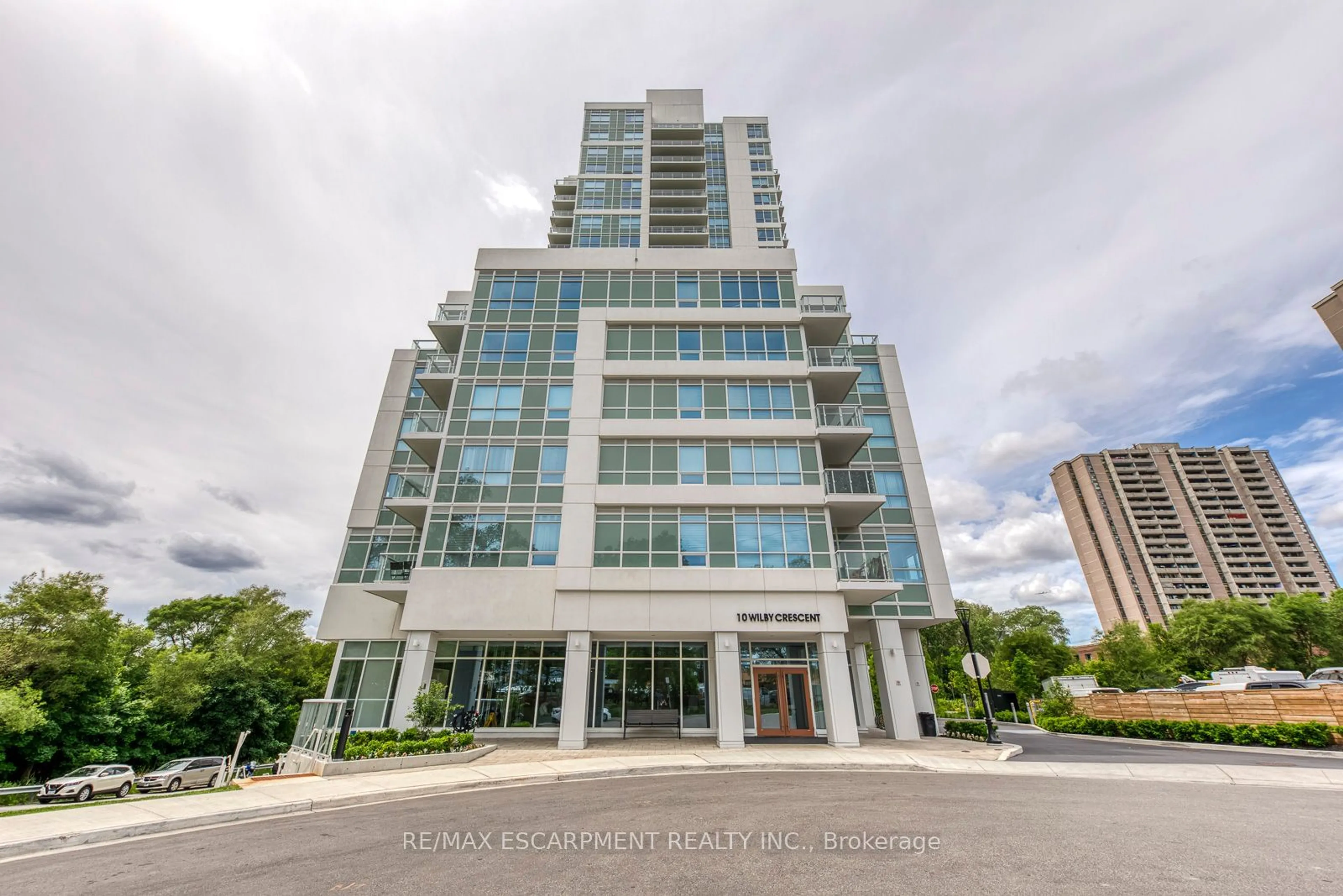 Indoor foyer for 10 Wilby Cres #309, Toronto Ontario M9N 1E6