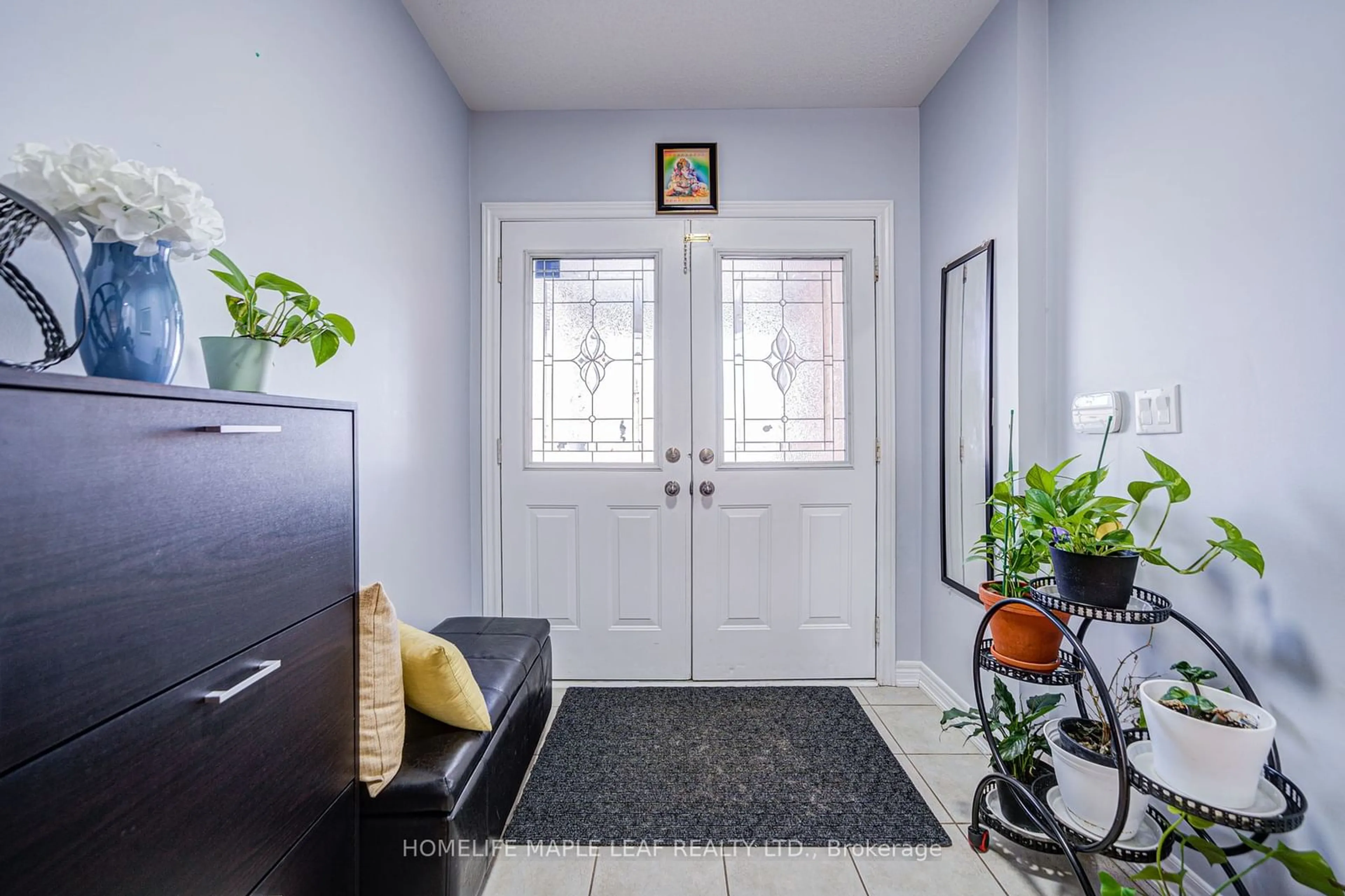 Indoor entryway for 76 Dewridge Crt, Brampton Ontario L6R 3C1