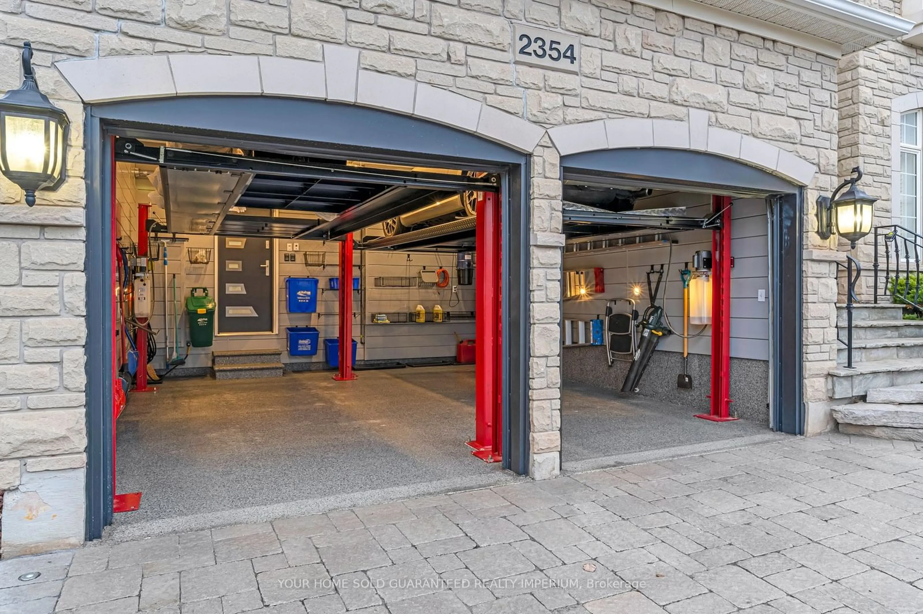 Indoor garage for 2354 Salcome Dr, Oakville Ontario L6H 7N3