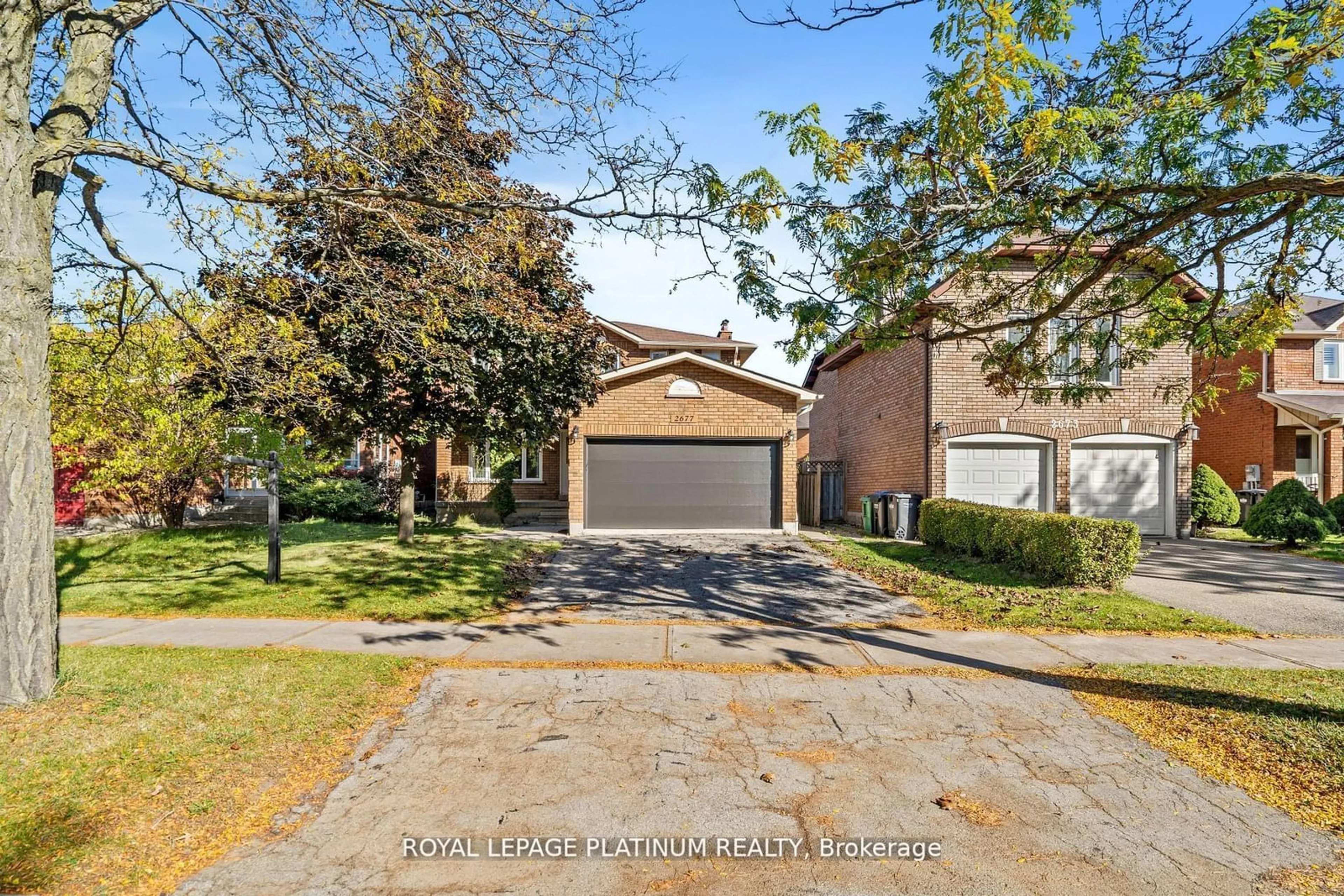 A pic from outside/outdoor area/front of a property/back of a property/a pic from drone, street for 2677 Credit Valley Rd, Mississauga Ontario L5M 4J8