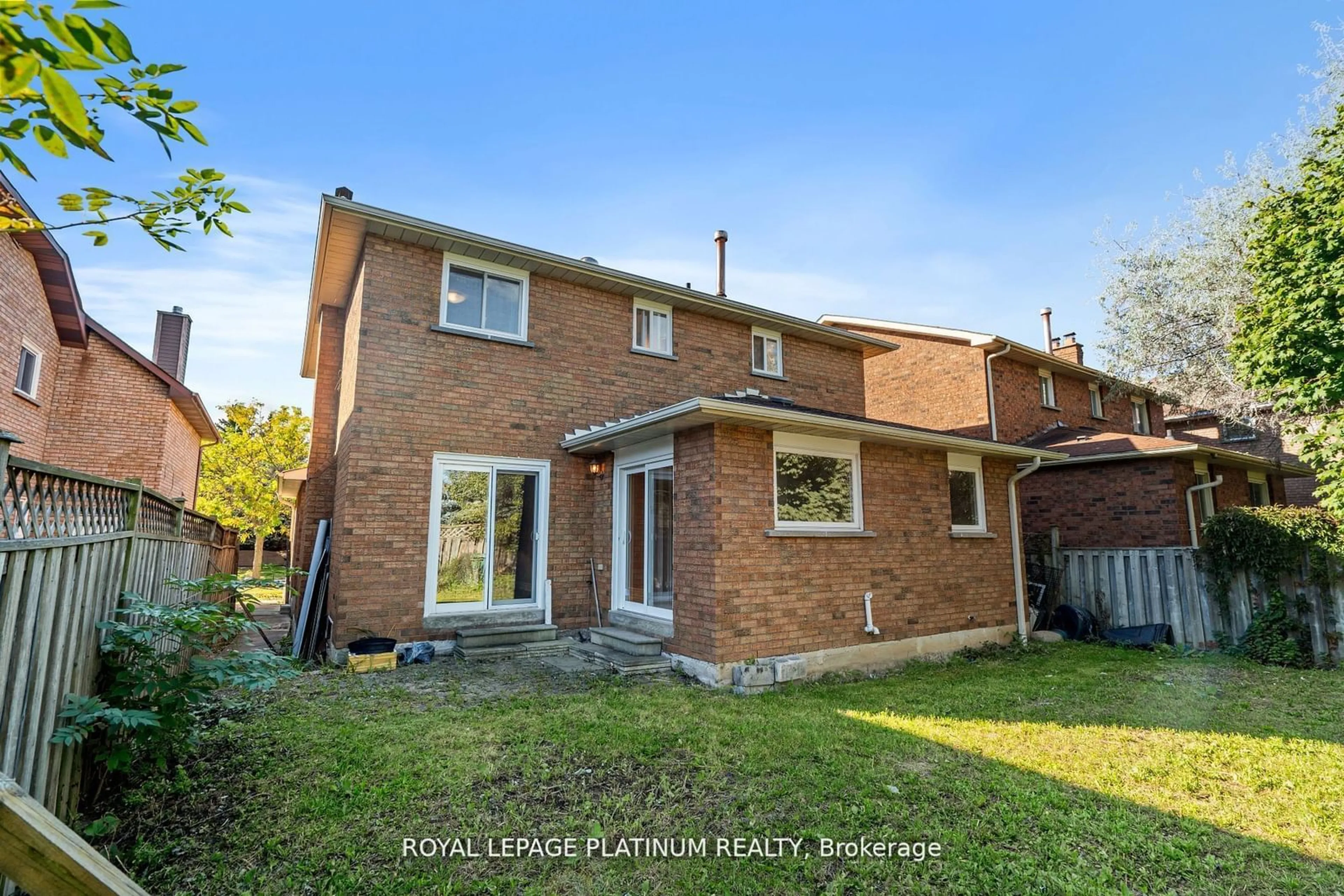 A pic from outside/outdoor area/front of a property/back of a property/a pic from drone, street for 2677 Credit Valley Rd, Mississauga Ontario L5M 4J8