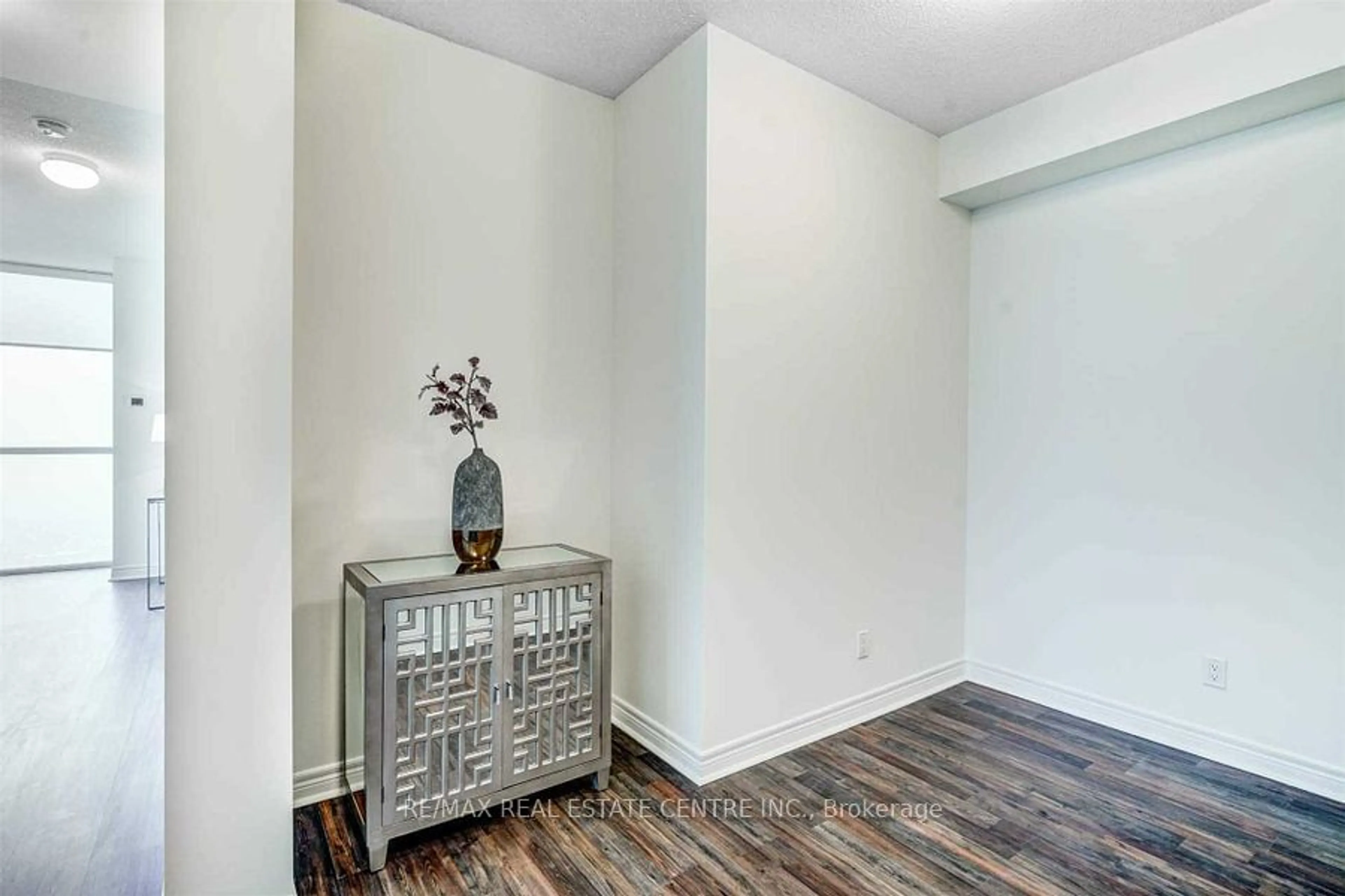 A pic of a room for 339 Rathburn Rd #2106, Mississauga Ontario L5B 0K6