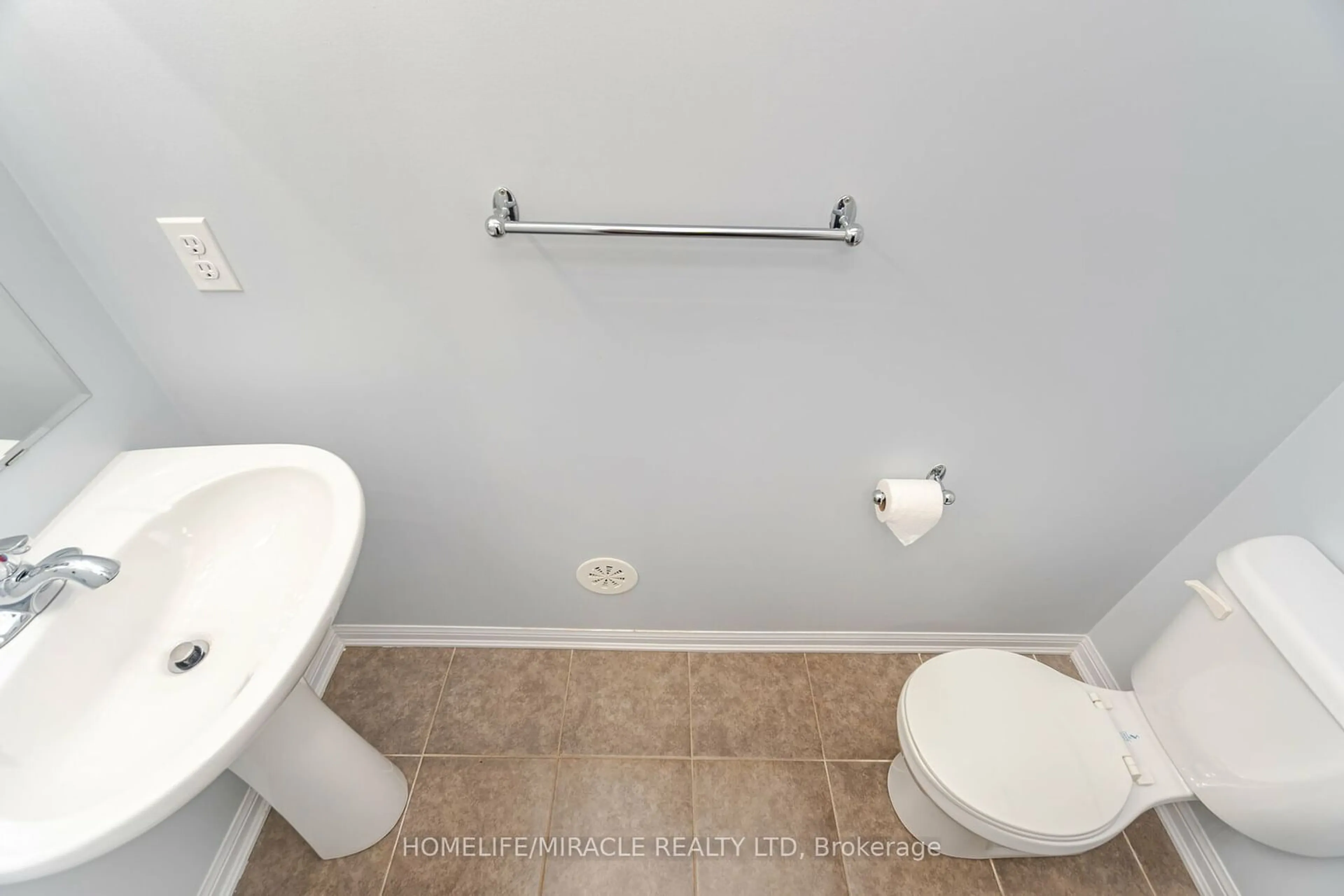 Standard bathroom, unknown for 41 Ashen Tree Lane, Brampton Ontario L7A 0T1